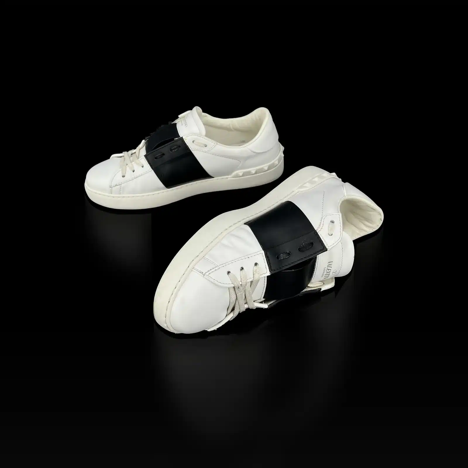 Paire de baskets Valentino Garavani Open blanc et noir, vue de trois quarts