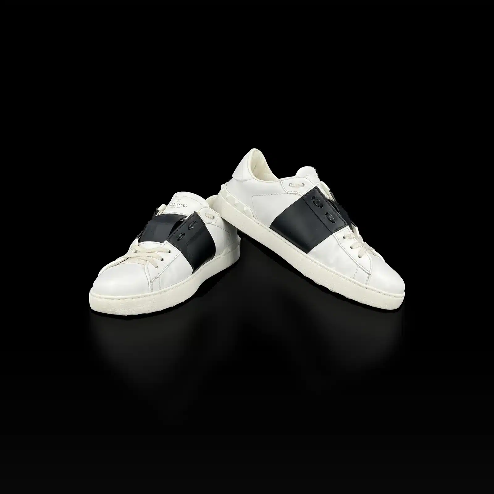 Paire de baskets Valentino Open, vue latérale avec semelle cloutée
