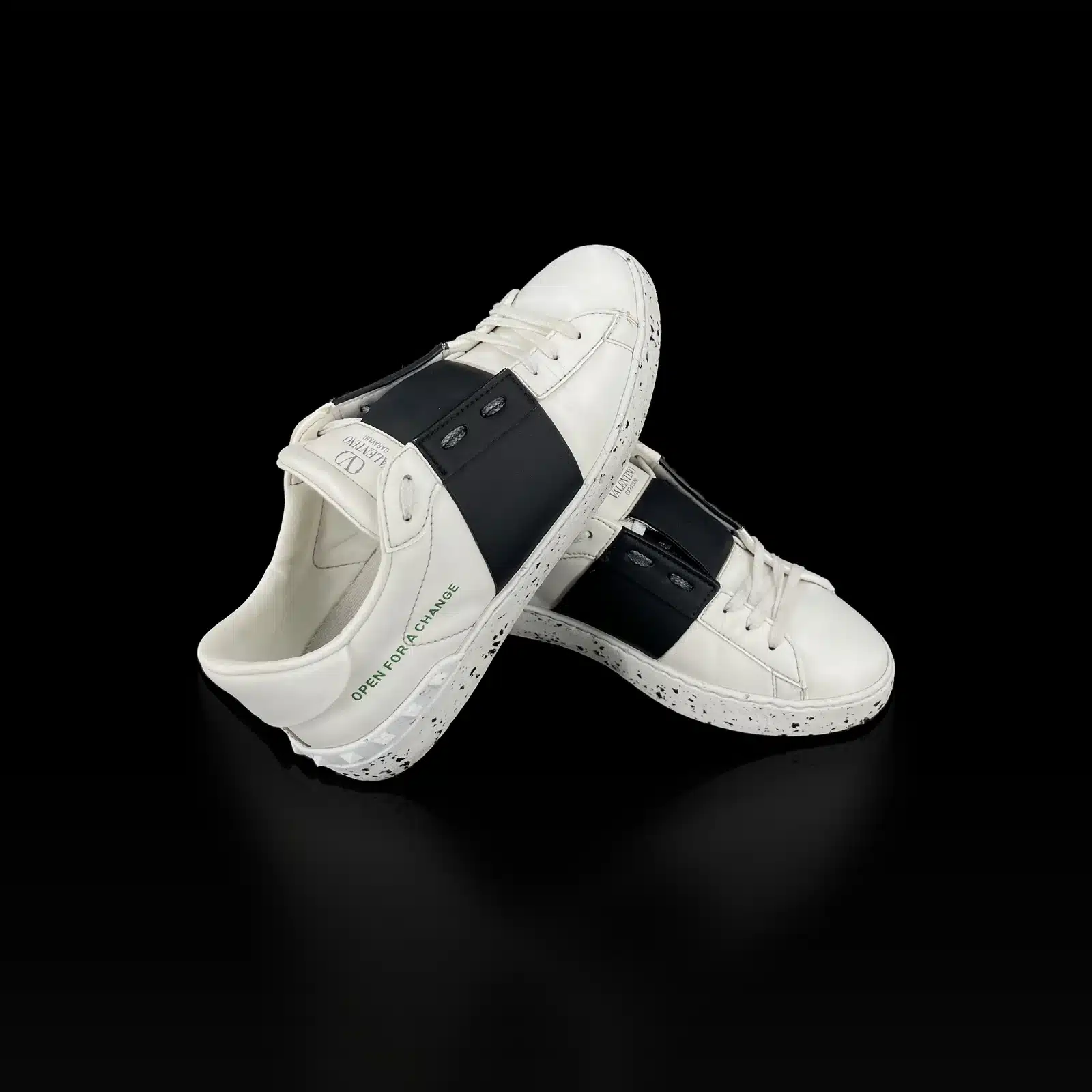 Paire de baskets Valentino Open For A Change, vue côté talon avec clous Rockstud