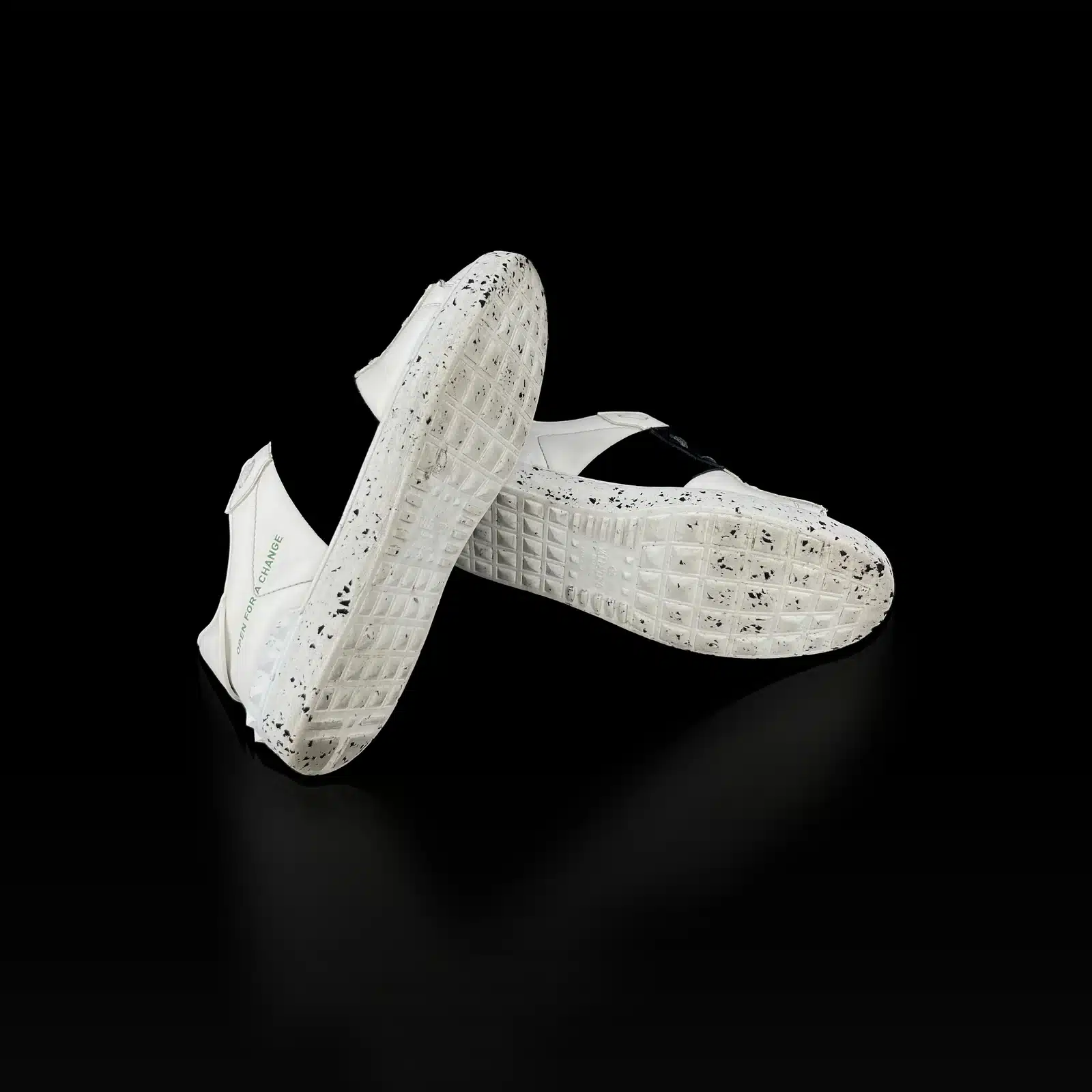 Semelles blanches mouchetées de noir des baskets Valentino Open For A Change
