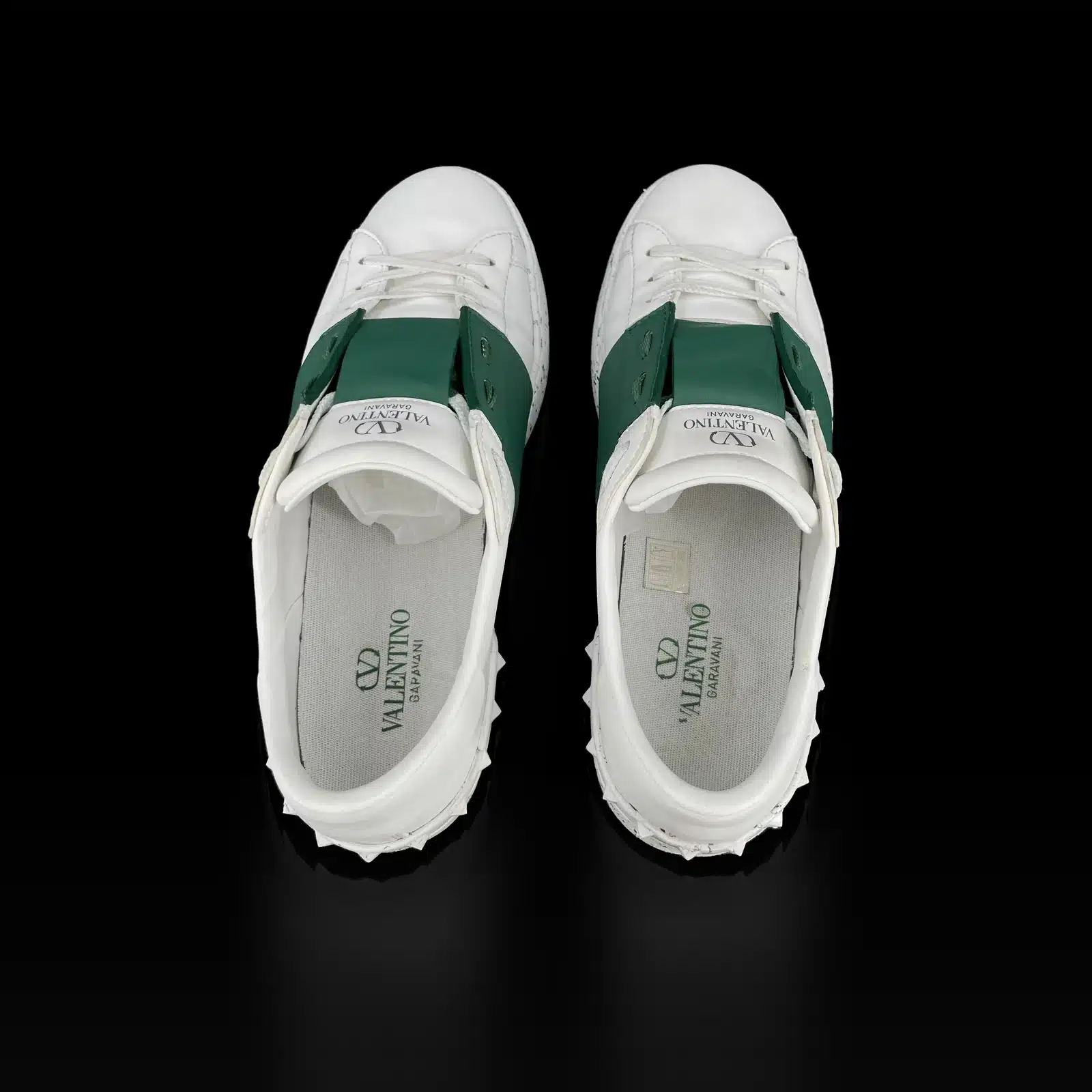 Baskets Valentino Garavani Open blanc et vert, vue avant avec logo sur la languette