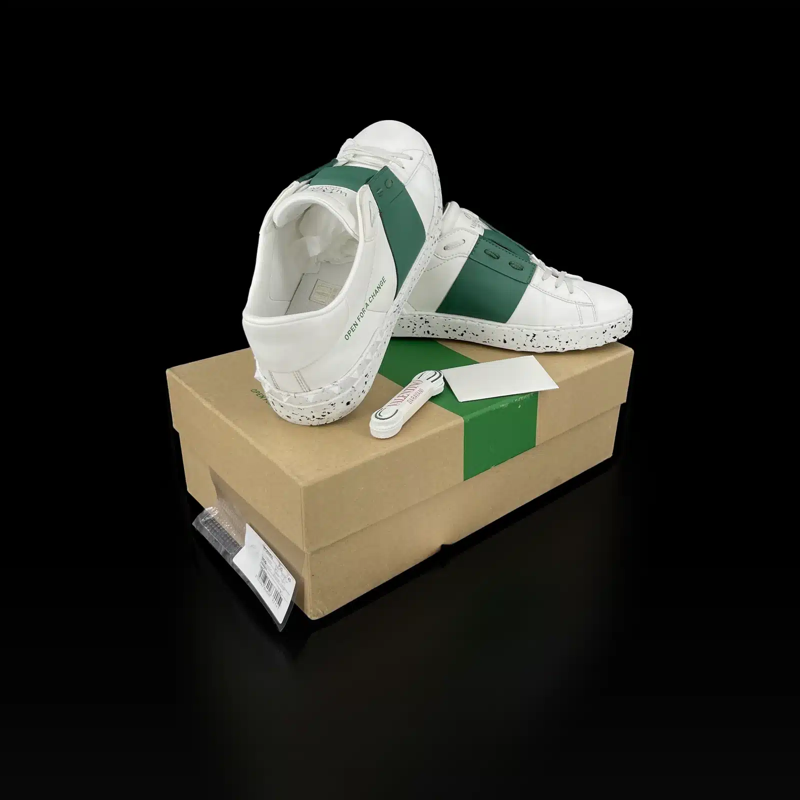 Semelles mouchetées cloutées des baskets Valentino Open For A Change