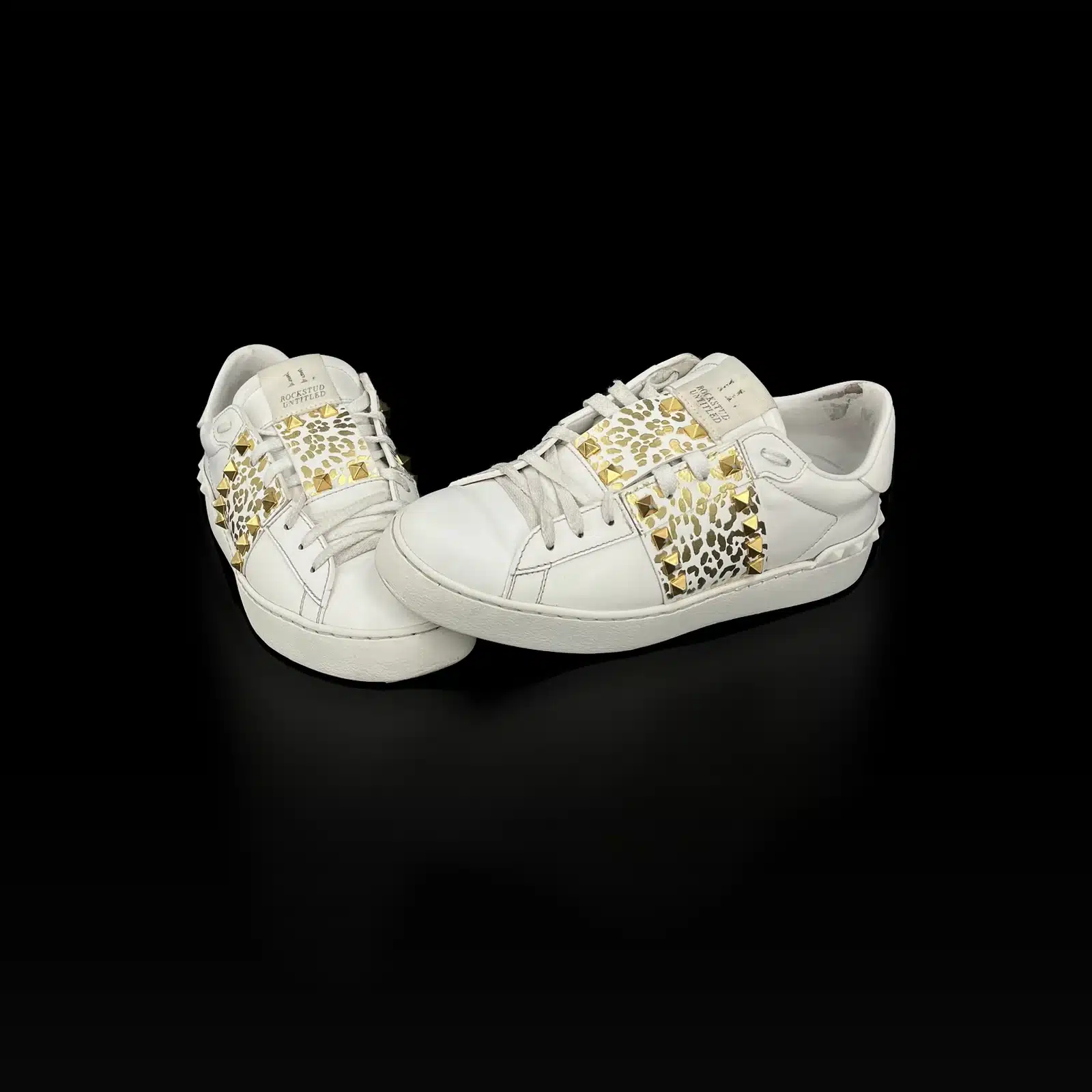 Paire de baskets Valentino Rockstud blanc et léopard, vue de trois quarts