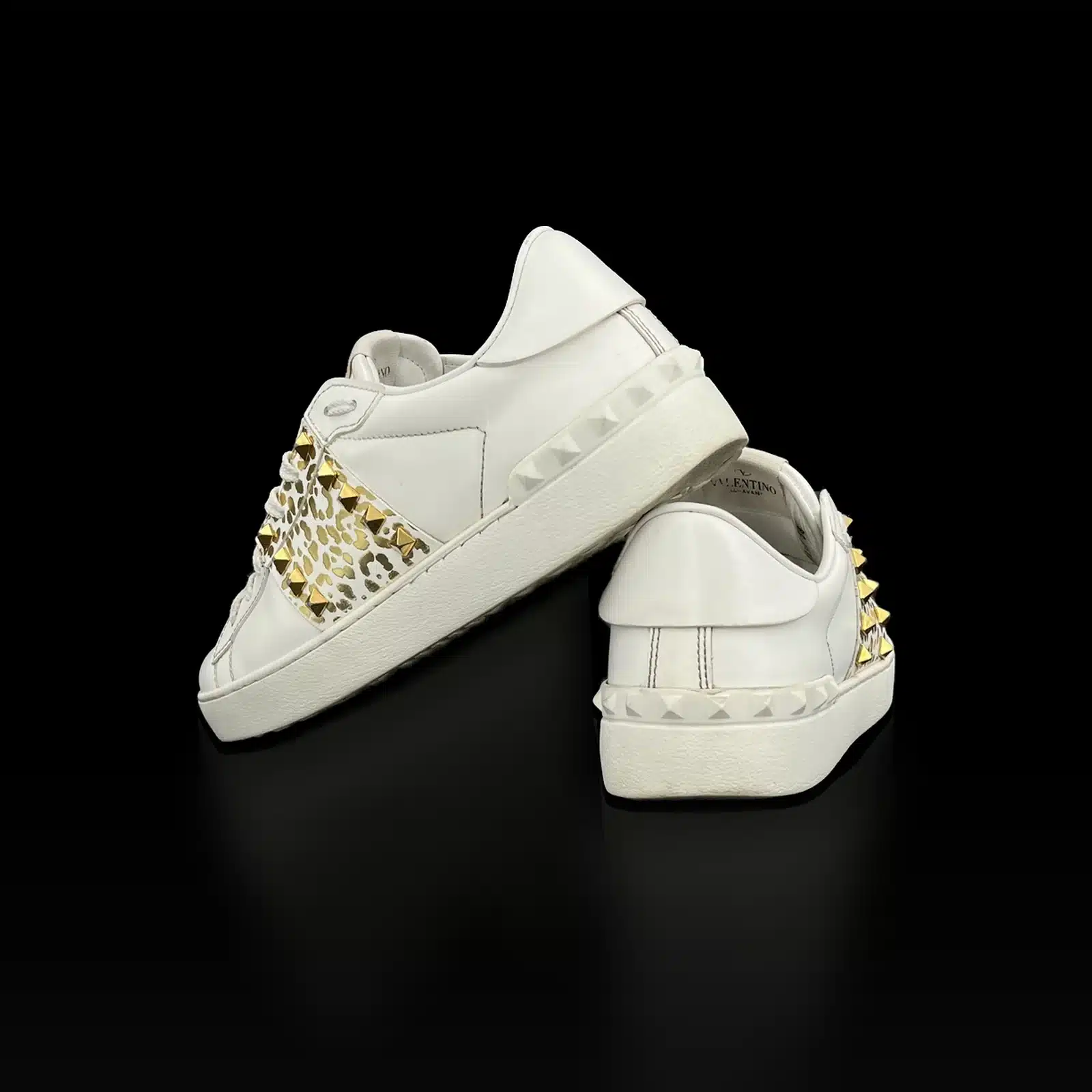 Talons des baskets Valentino Rockstud blanches à clous dorés, vue arrière