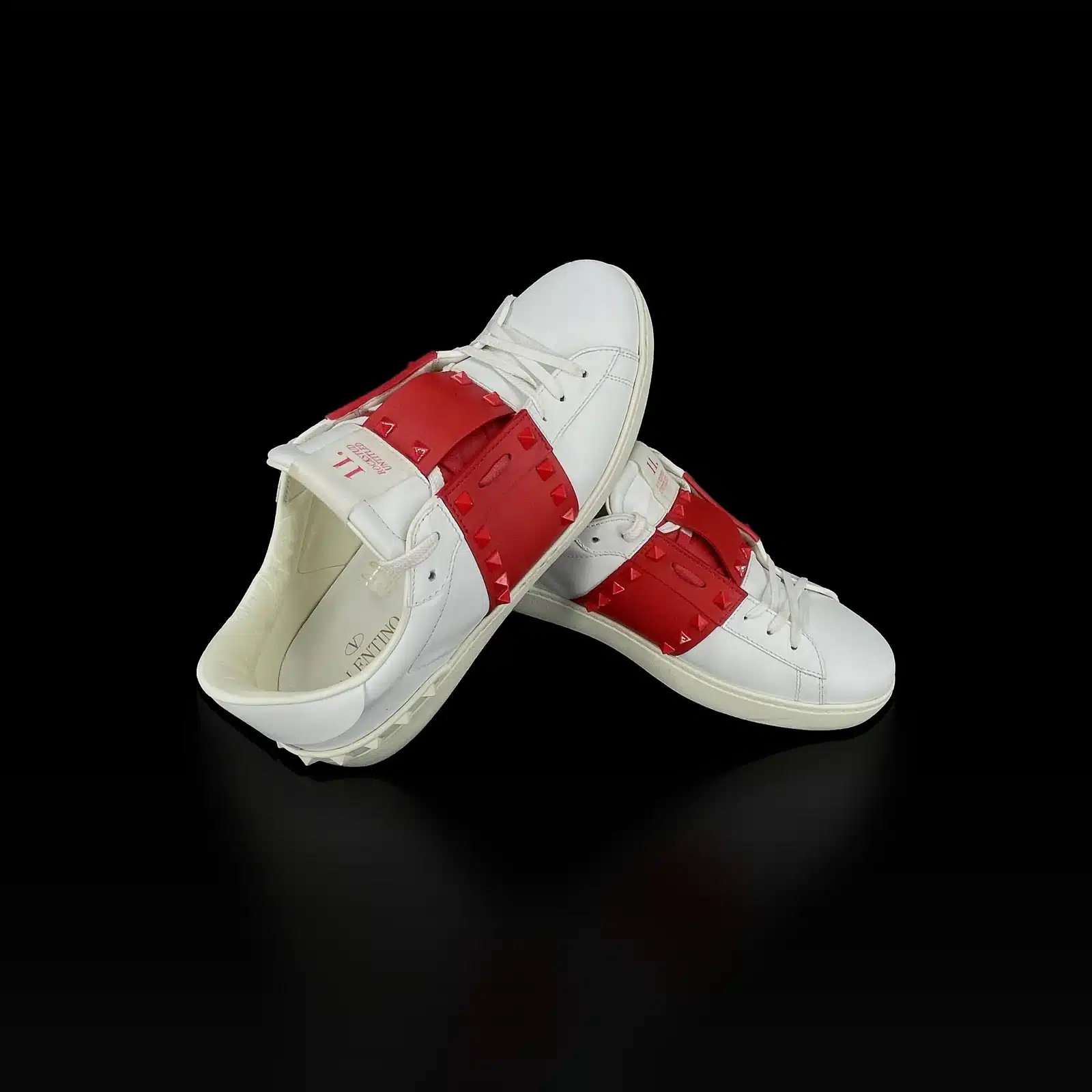 Baskets Valentino Rockstud Untitled blanc et rouge, vue avant de trois quarts