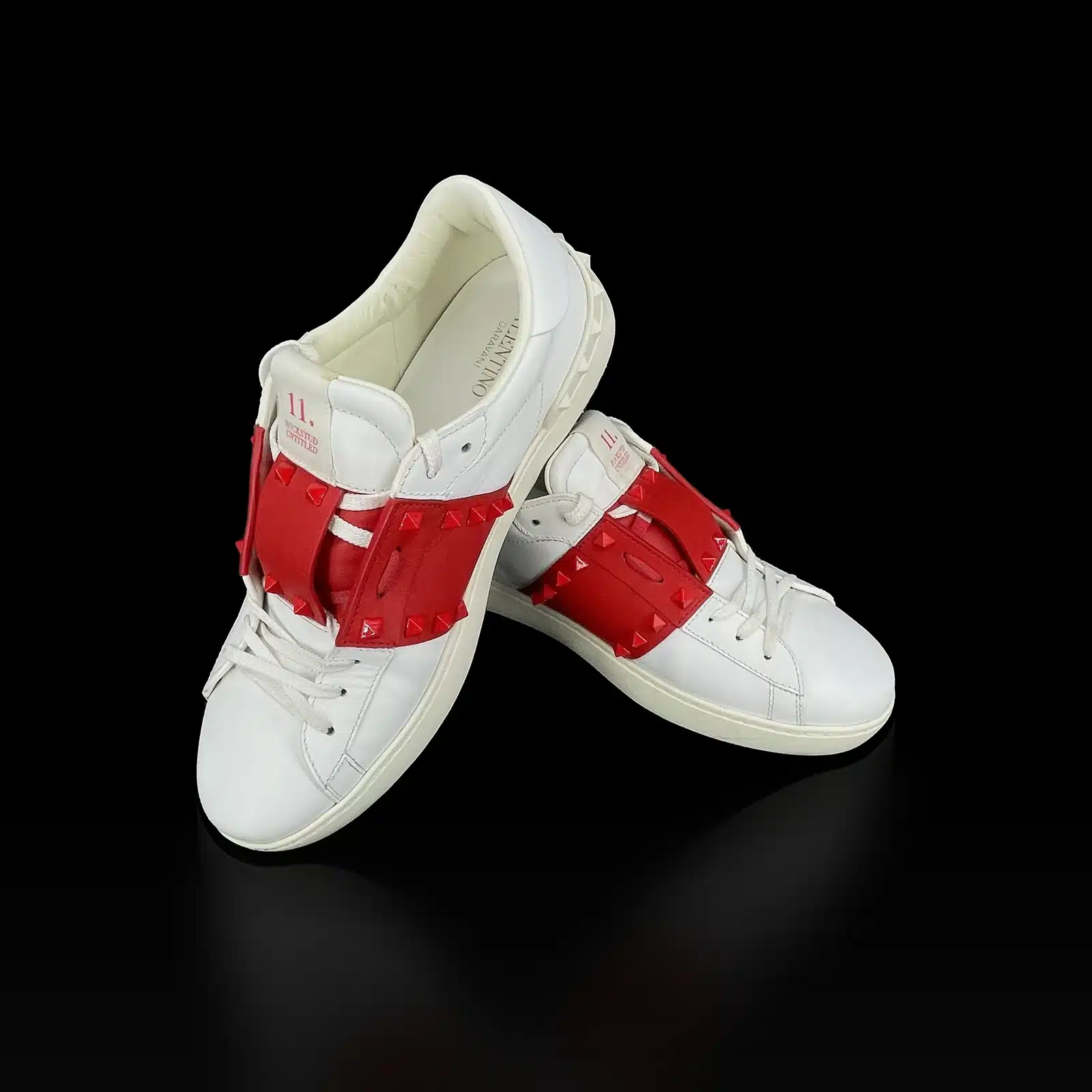 Paire de baskets Valentino Garavani Rockstud Untitled, bande rouge et clous ton sur ton