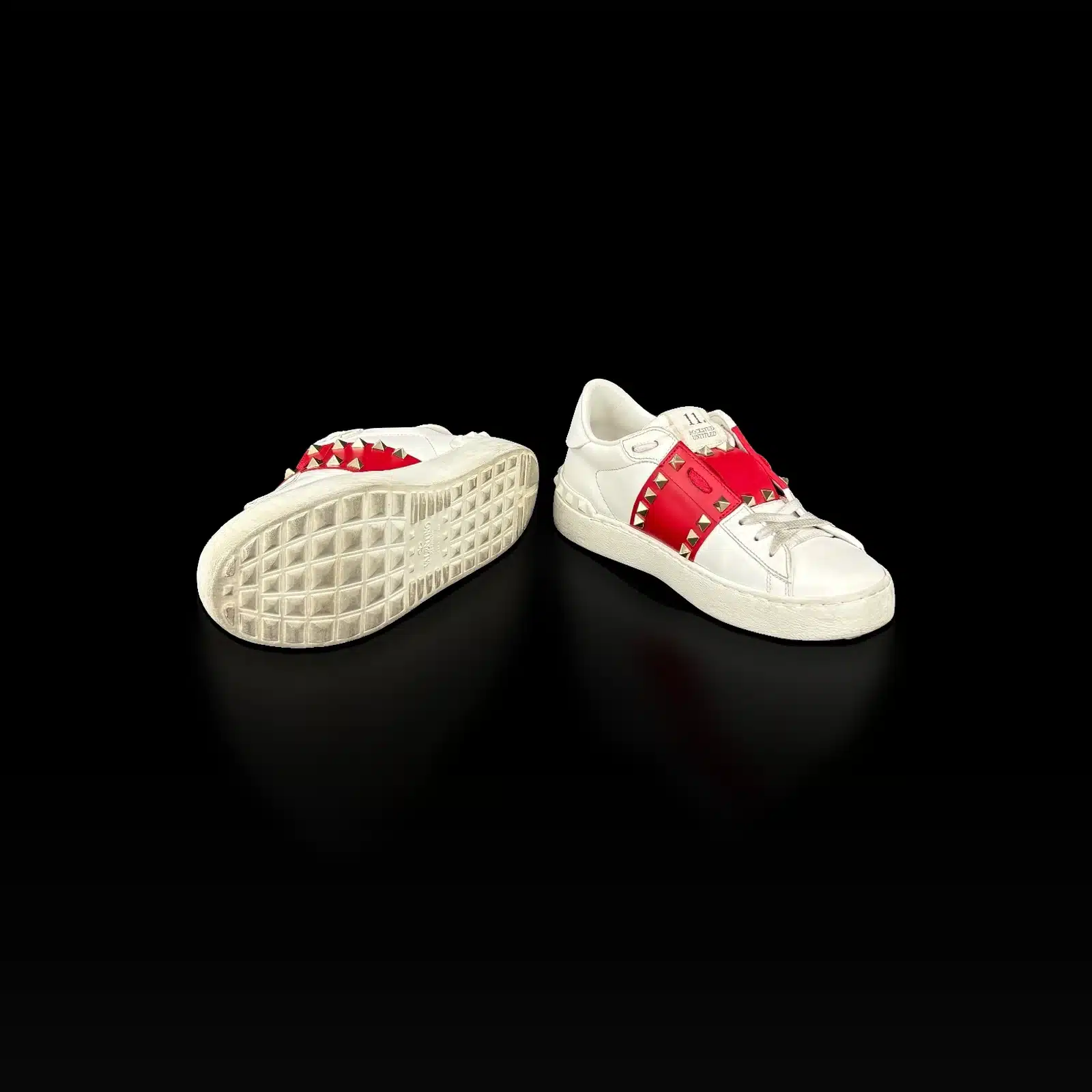 Semelle cloutée Valentino Garavani et basket Rockstud Untitled blanche et rouge