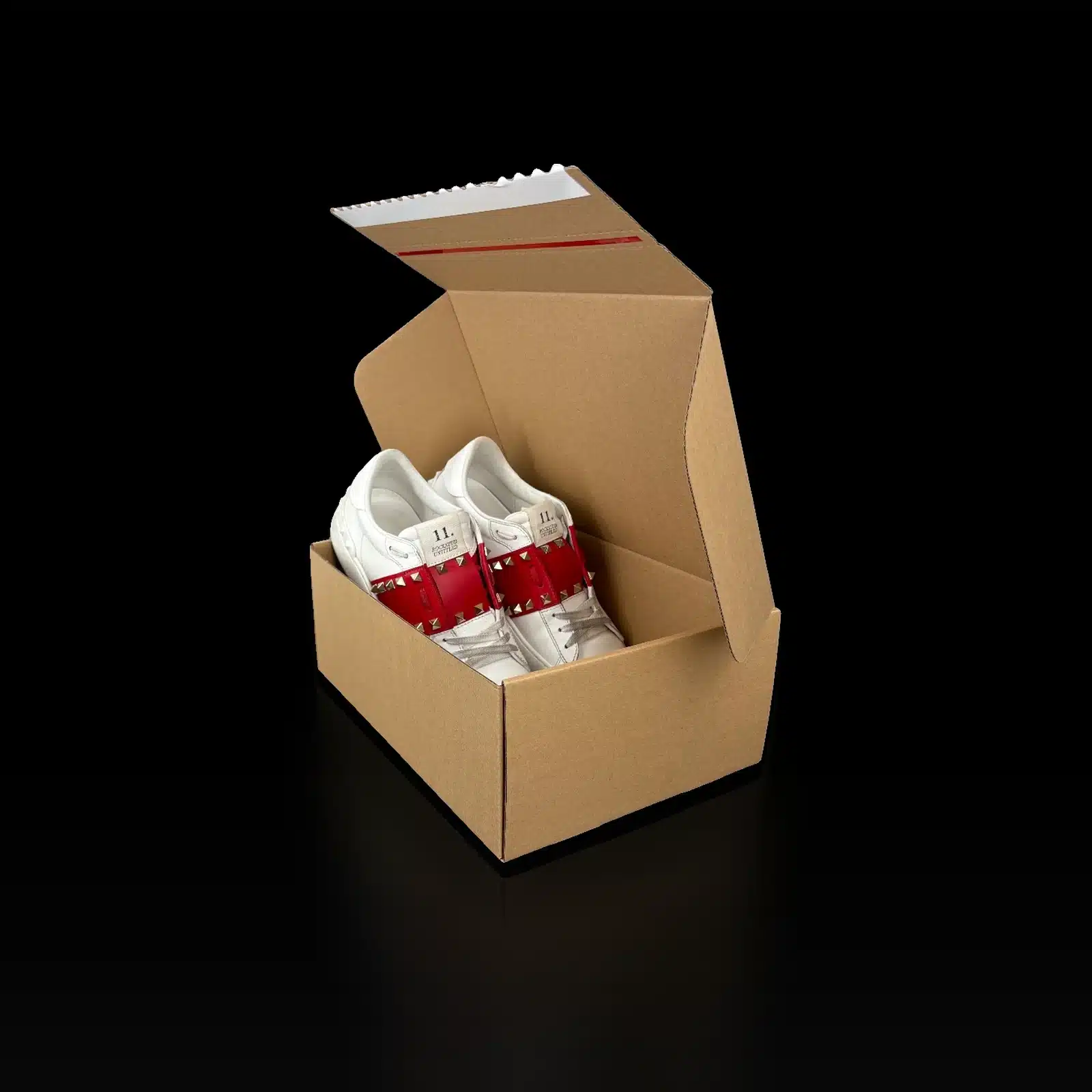Baskets Valentino Rockstud Untitled blanches et rouges dans leur carton d'expédition