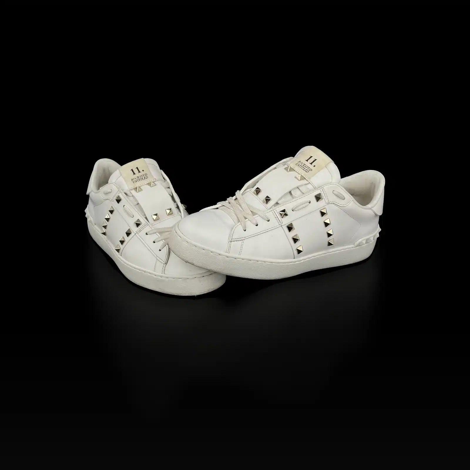 Paire de baskets Valentino Rockstud Untitled en cuir blanc à clous, vue de trois quarts