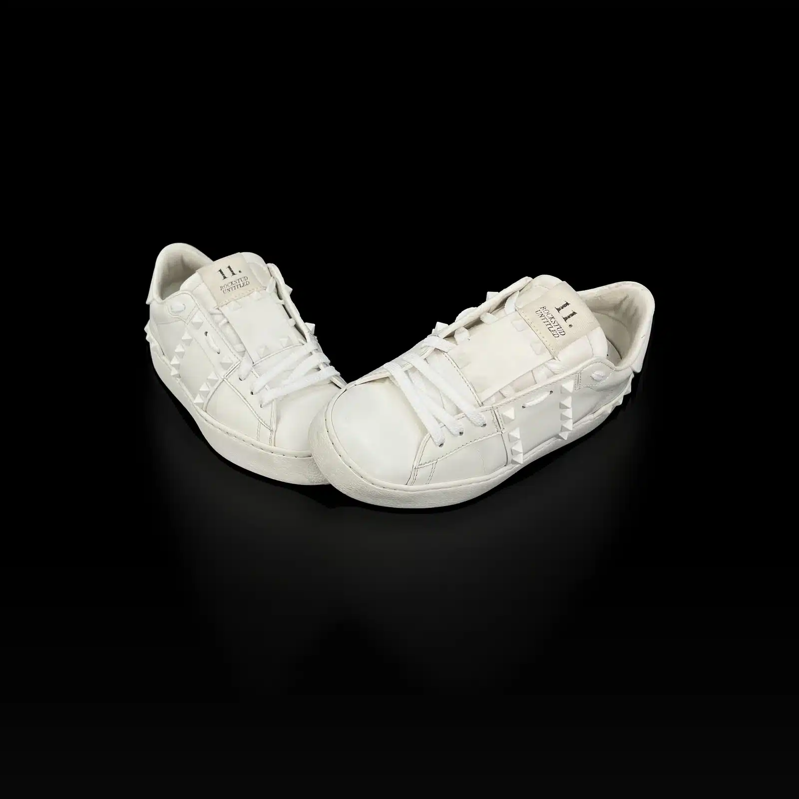 Paire de baskets Valentino Rockstud Untitled blanches, vue de face avec étiquette 11 sur la languette