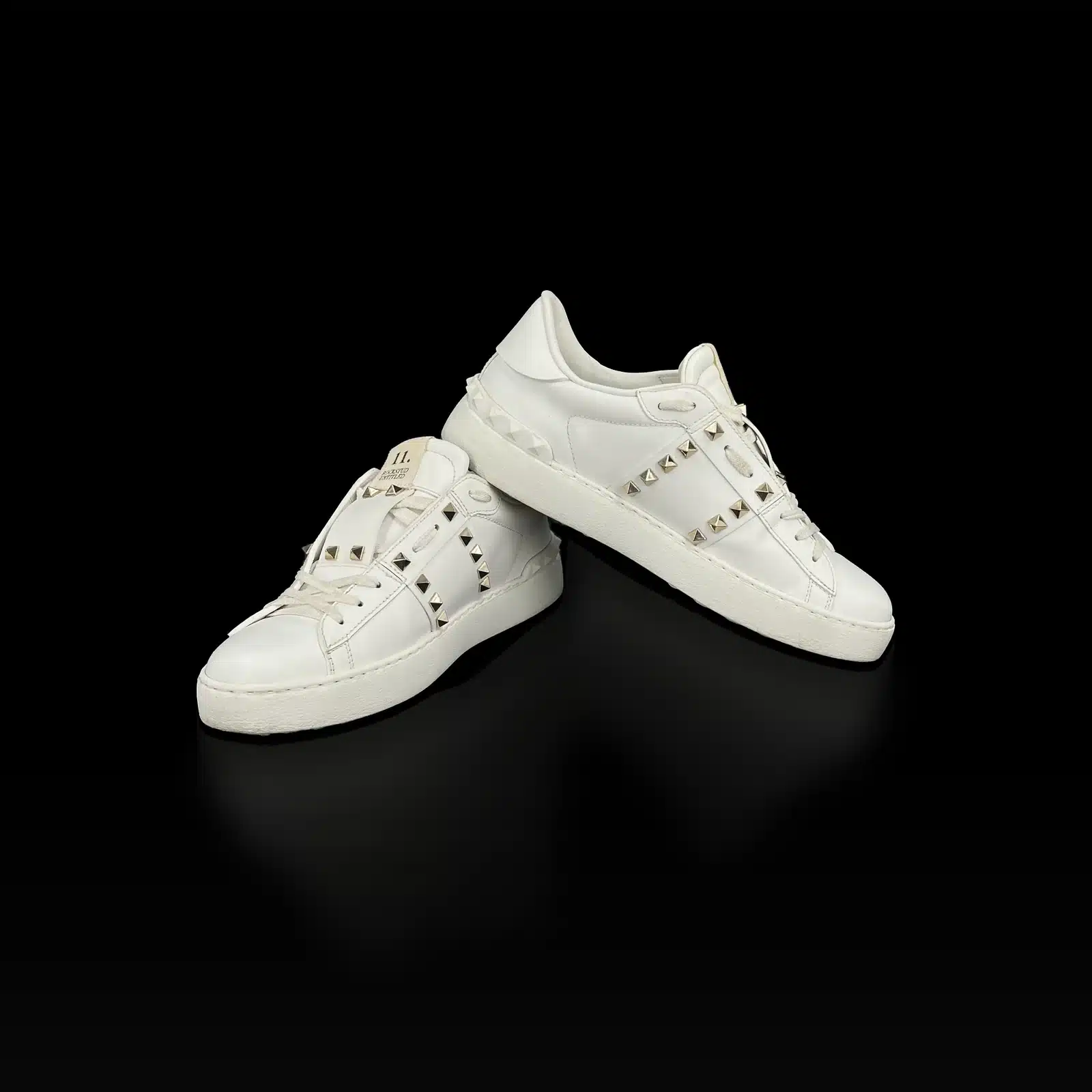 Paire de baskets Valentino Rockstud blanches à clous pyramidaux, vue de côté