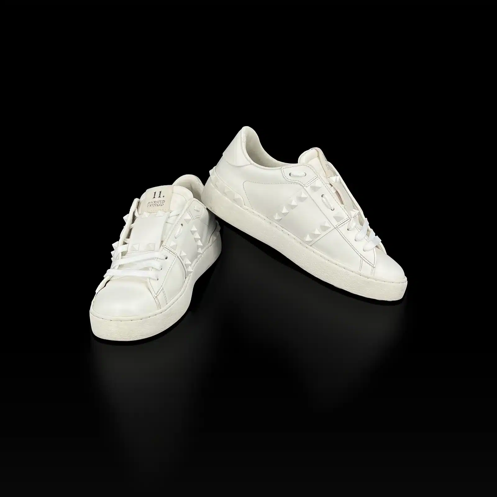 Paire de baskets Valentino Rockstud blanches en cuir, vue de trois quarts