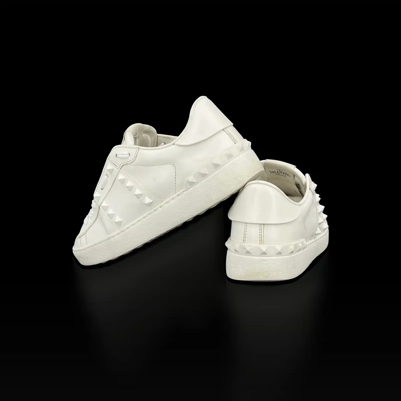 Talons des baskets Valentino Rockstud blanches avec clous pyramidaux, vue arrière