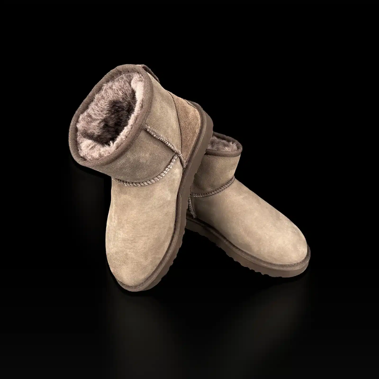 Bottines UGG Classic Mini marron chocolat, doublure en laine de mouton et coutures apparentes