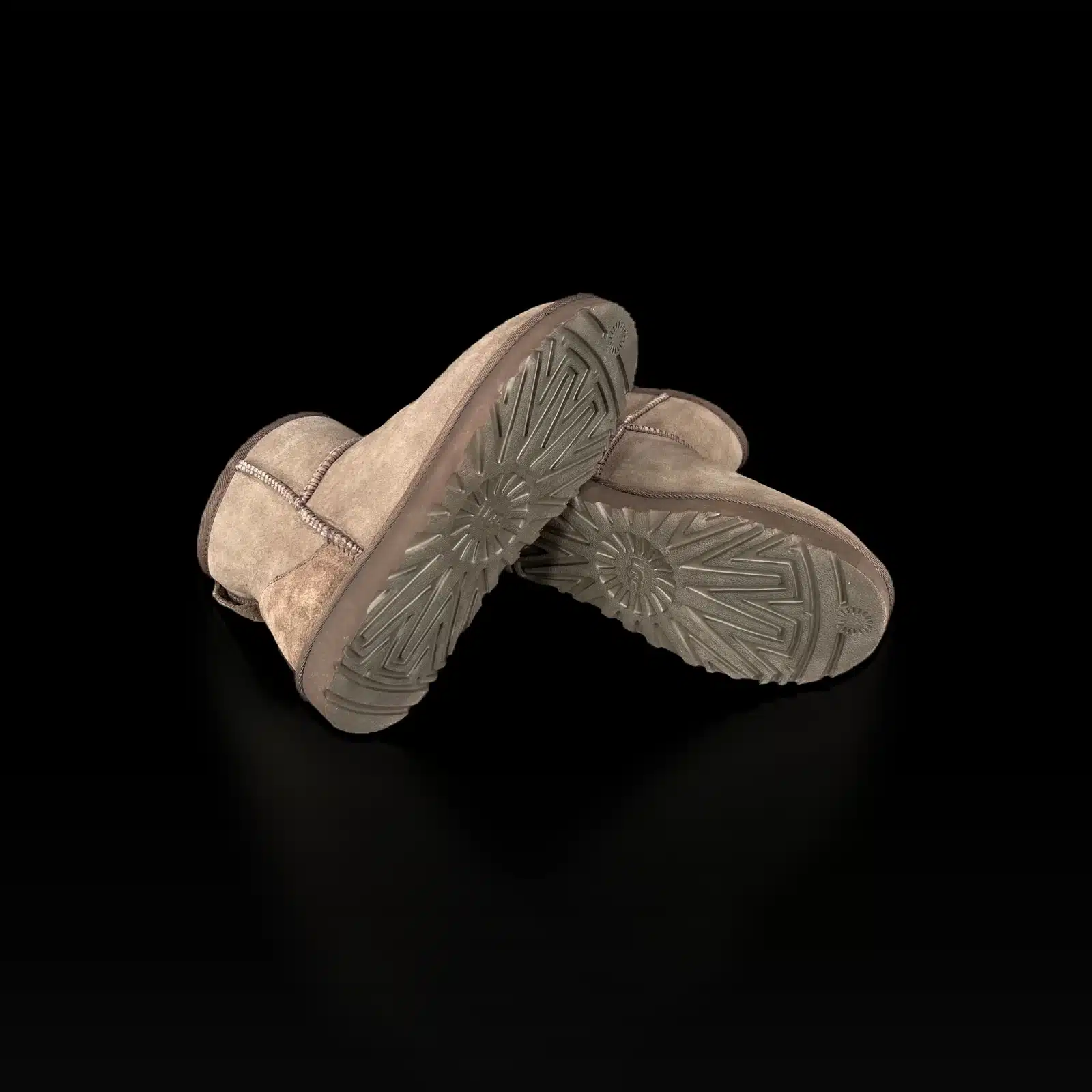 Semelles crantées des bottines UGG Classic Mini avec logo soleil UGG