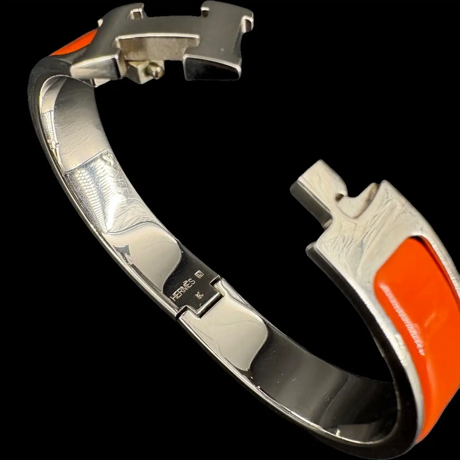 Intérieur du bracelet Hermès Clic H avec poinçon HERMÈS gravé