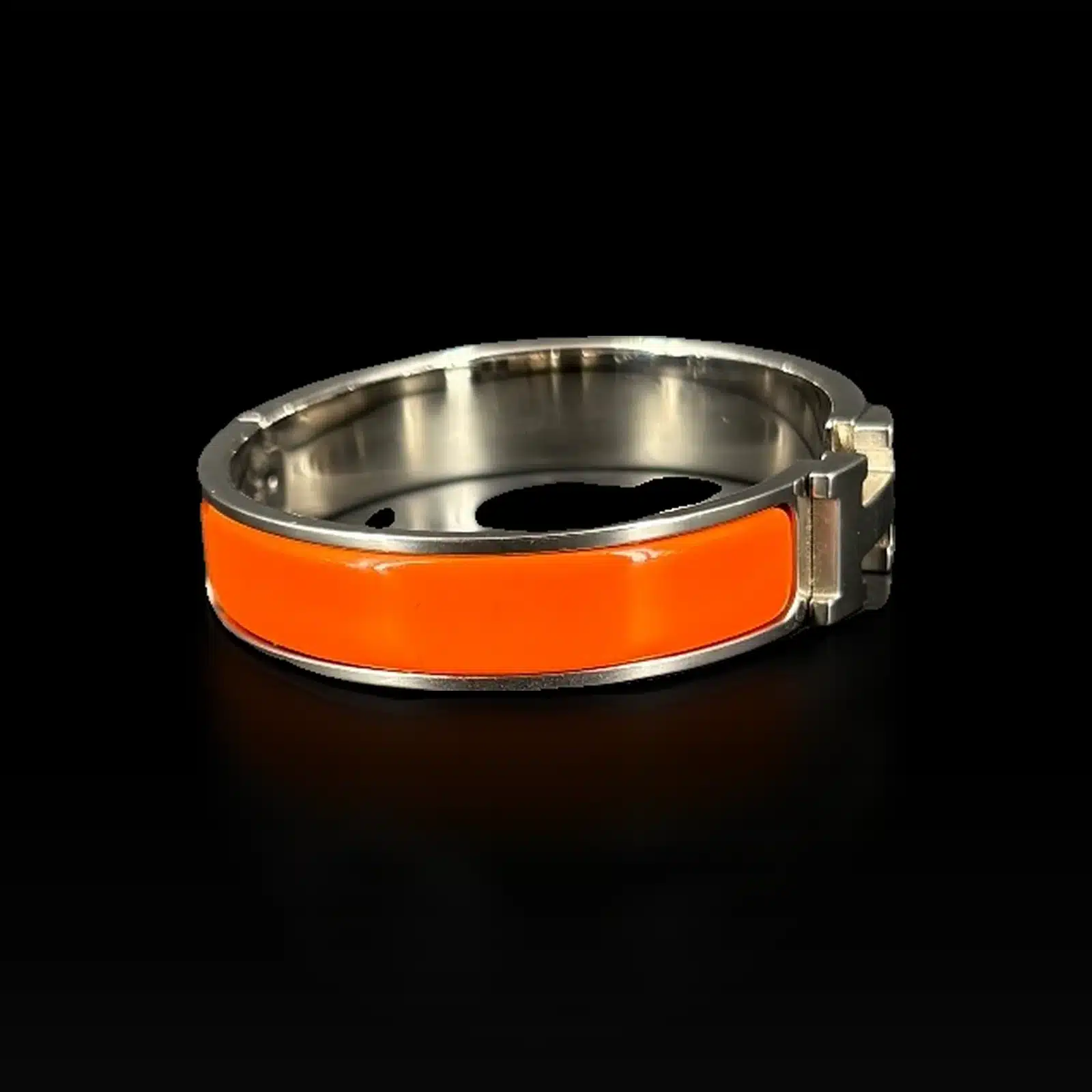 Bracelet Hermès Clic H émail orange vu de profil