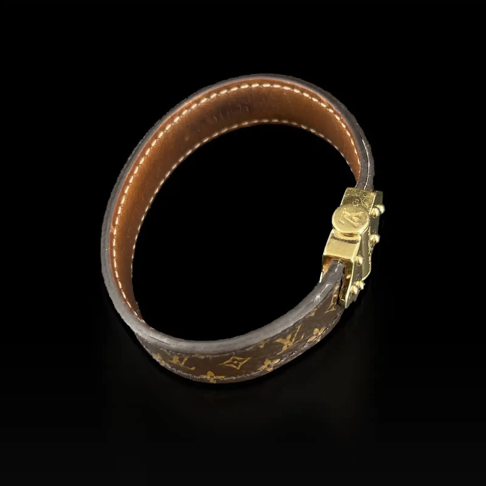 Bracelet Louis Vuitton Nano Monogram, fermoir vu de côté avec monogramme LV, sur fond noir