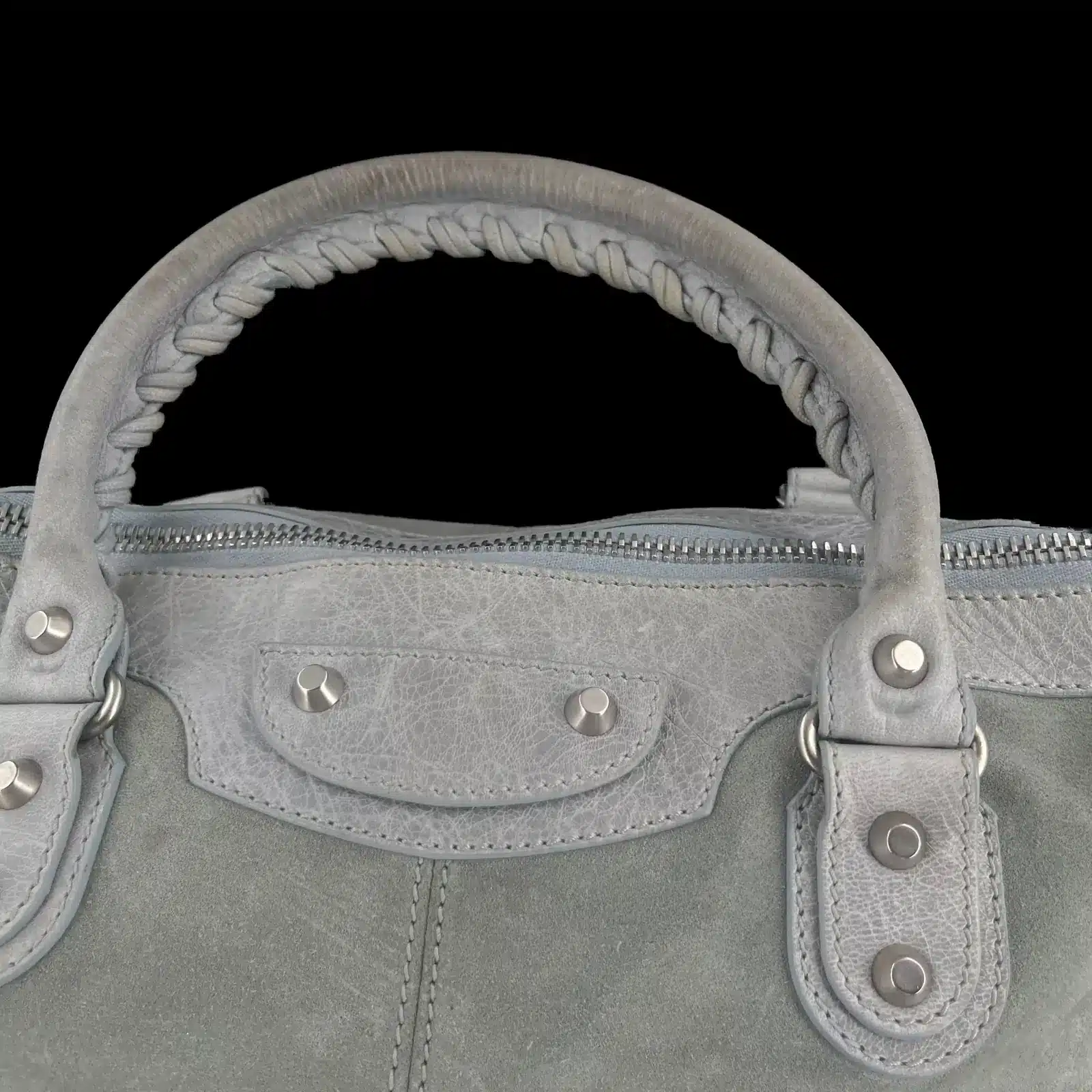 Détail des anses tressées et des clous argentés du cabas Balenciaga