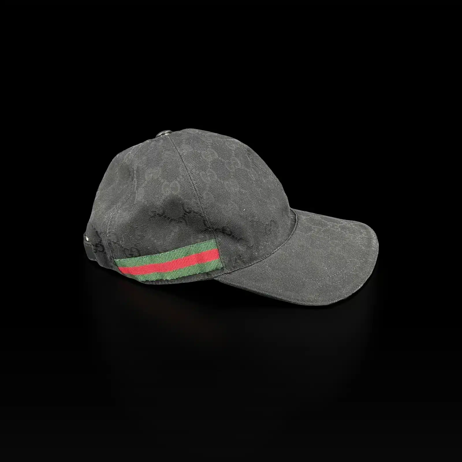 Casquette Gucci GG noire vue de dessus, bouton en cuir et six panneaux