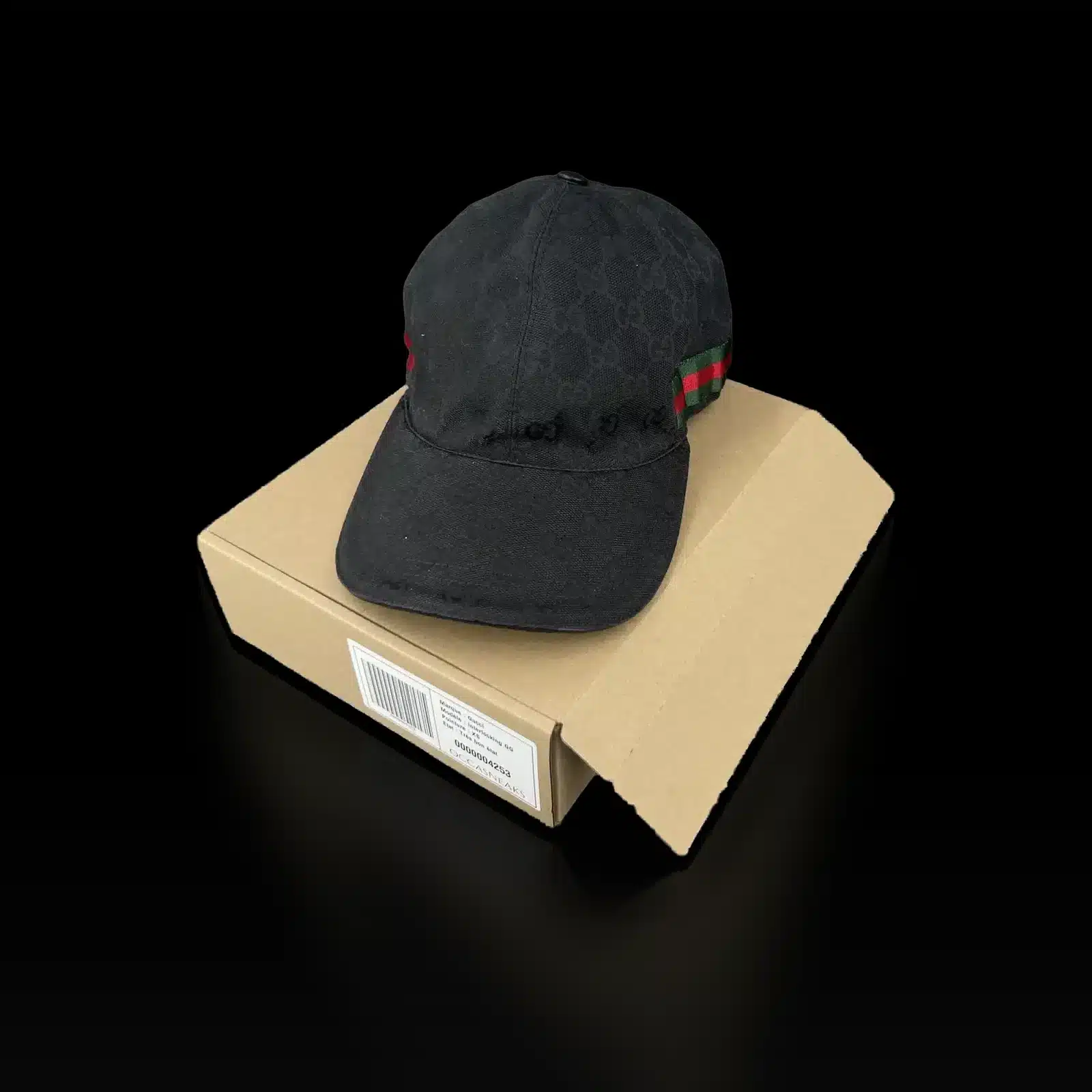 Casquette Gucci GG noire présentée avec sa boîte et sa référence
