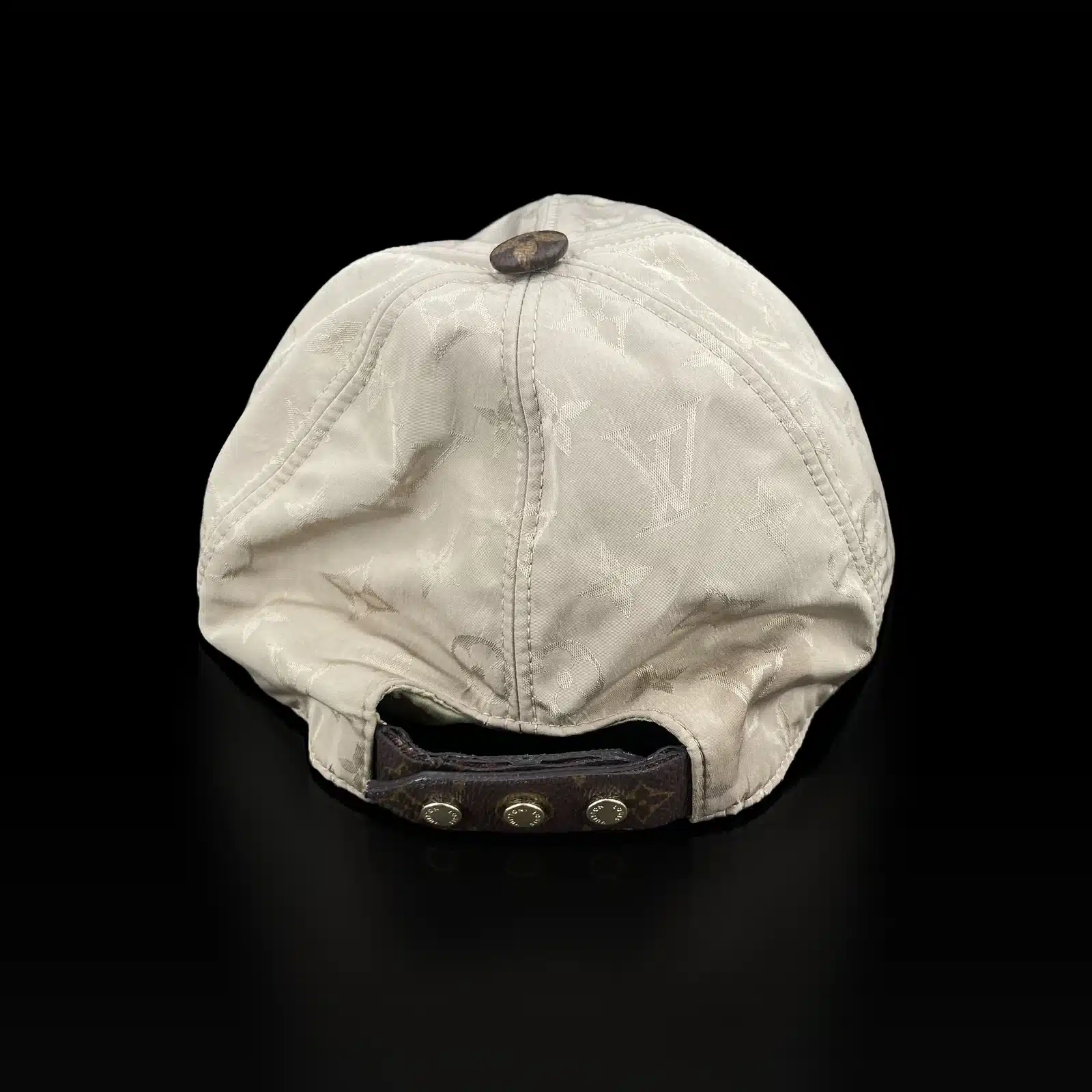 Arrière de la casquette Louis Vuitton Get Ready avec bride à trois pressions dorées