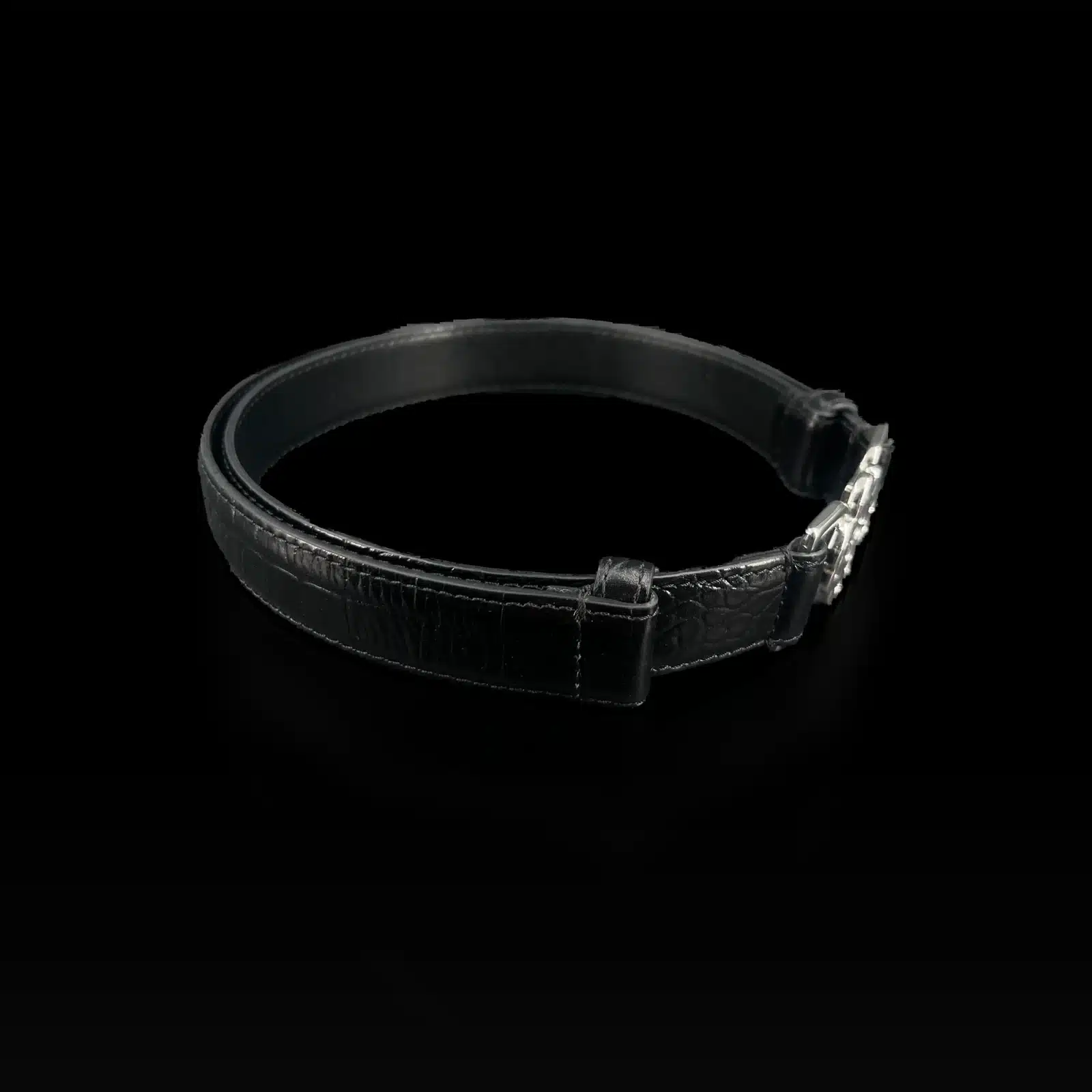 Ceinture Maje en cuir noir effet croco, vue de côté