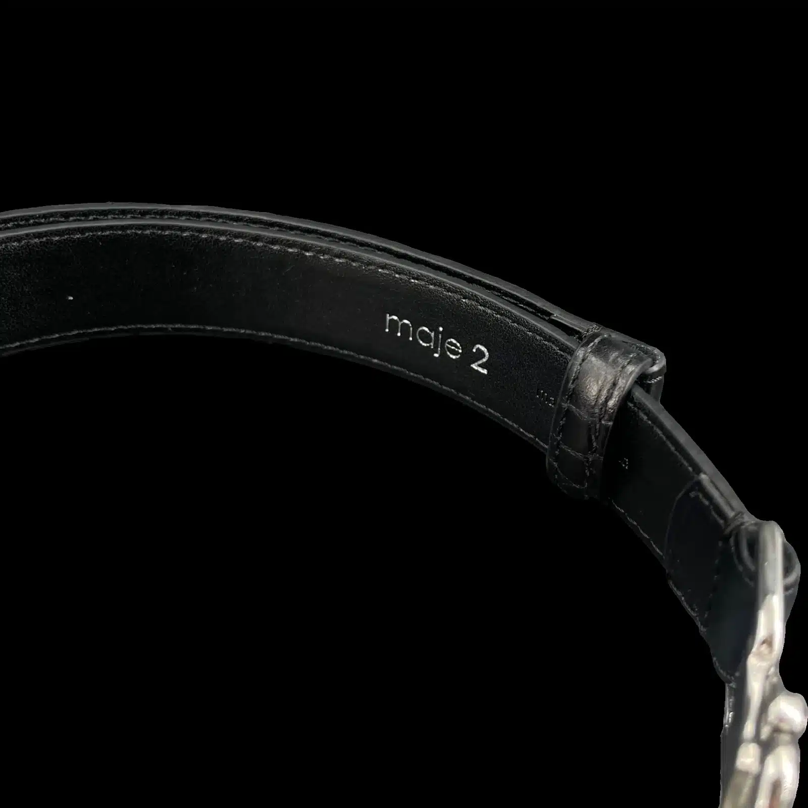 Marquage maje 2 à l'intérieur de la ceinture Maje en cuir noir