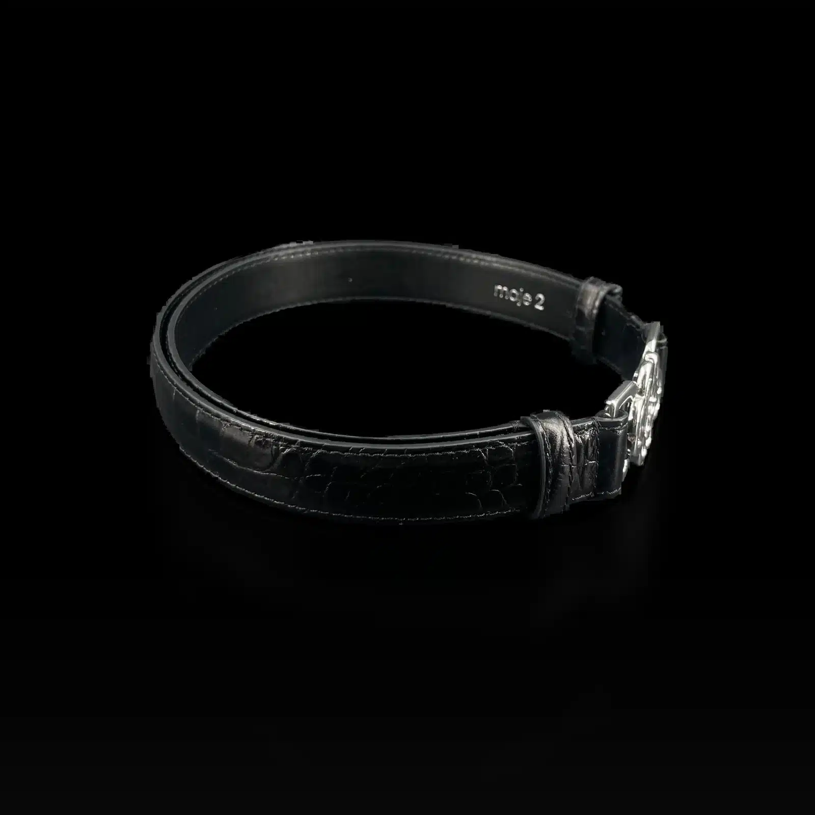 Ceinture Maje en cuir effet croco noir, vue latérale avec boucle argentée
