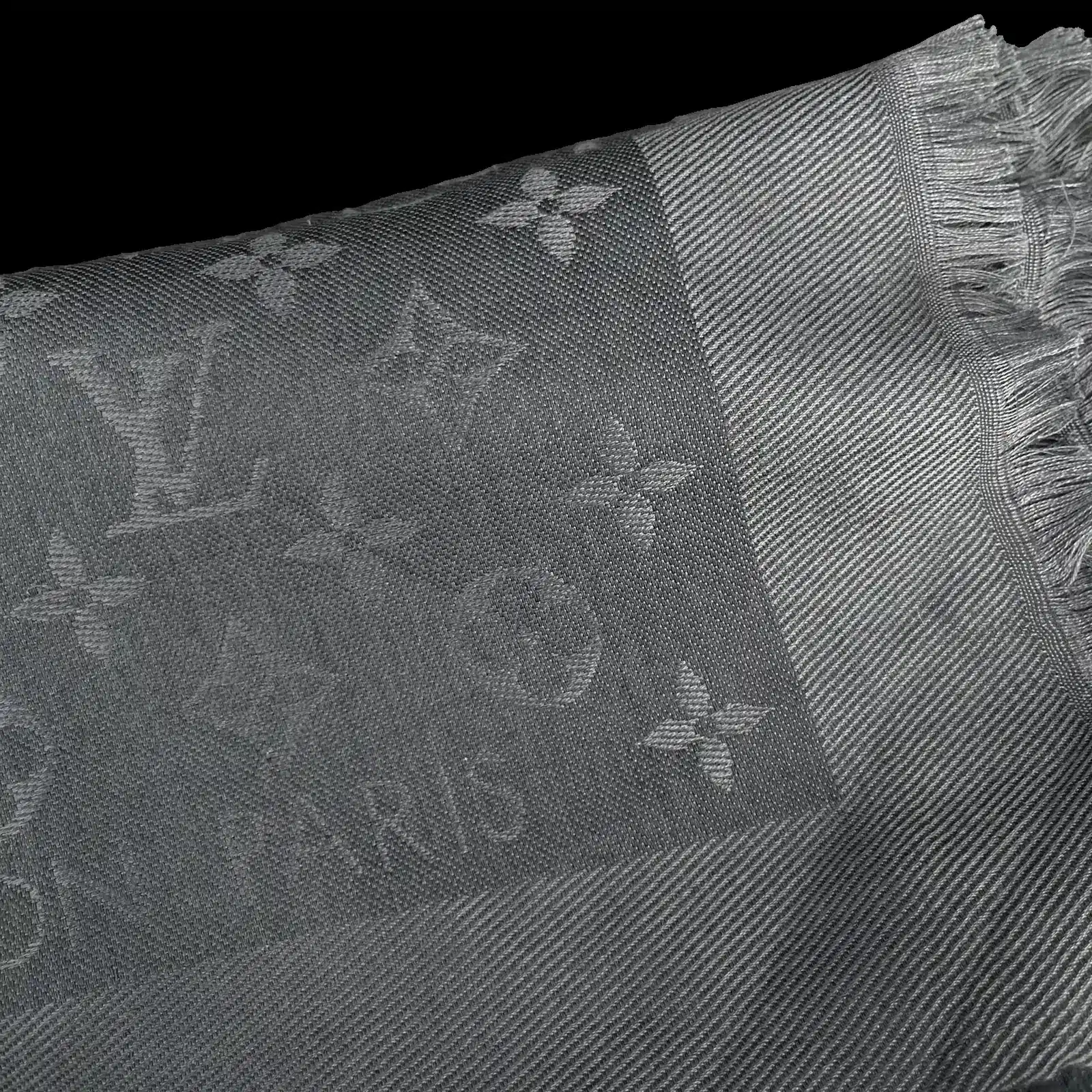 Détail du motif Monogram jacquard et de la signature Paris du châle Louis Vuitton
