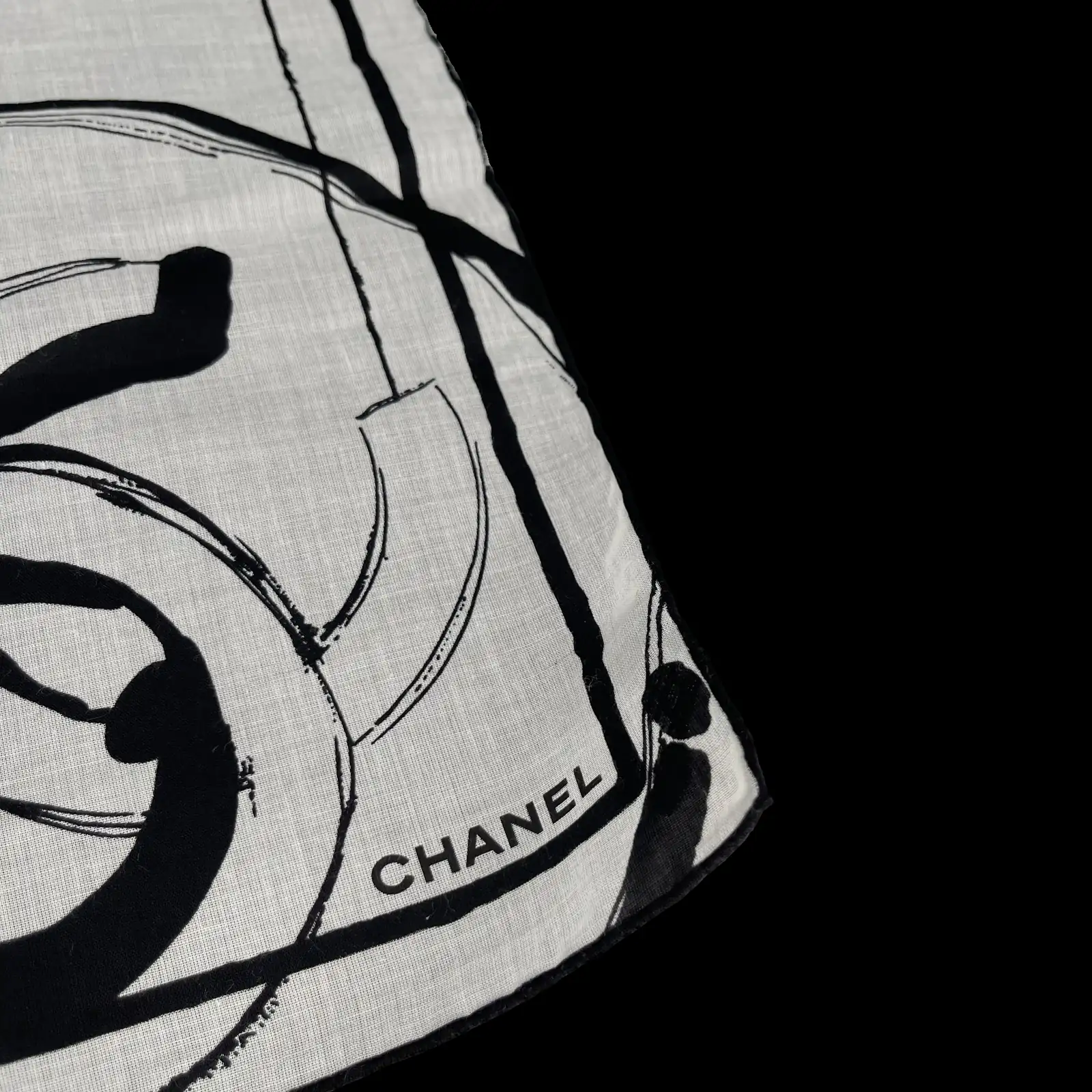 Esquina del pañuelo Chanel con la firma CHANEL estampada