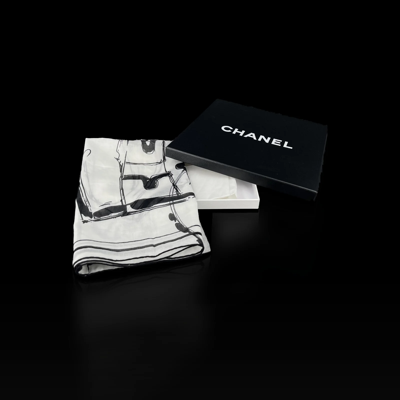 Foulard Chanel Blanc et Noir Motif Sac et CC – Taille Unique