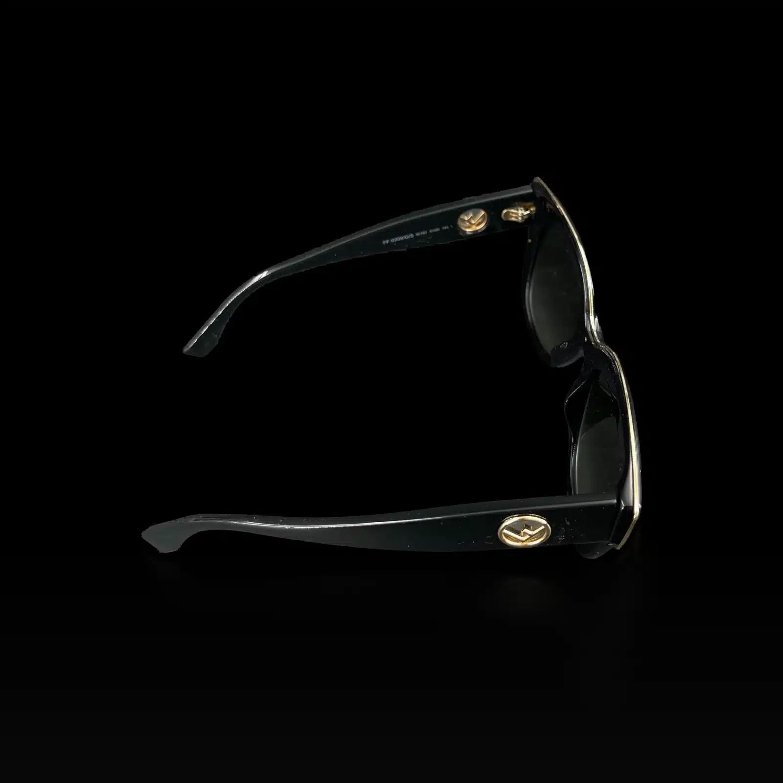 Lunettes de soleil Fendi vues de côté, branches avec logo F is Fendi doré