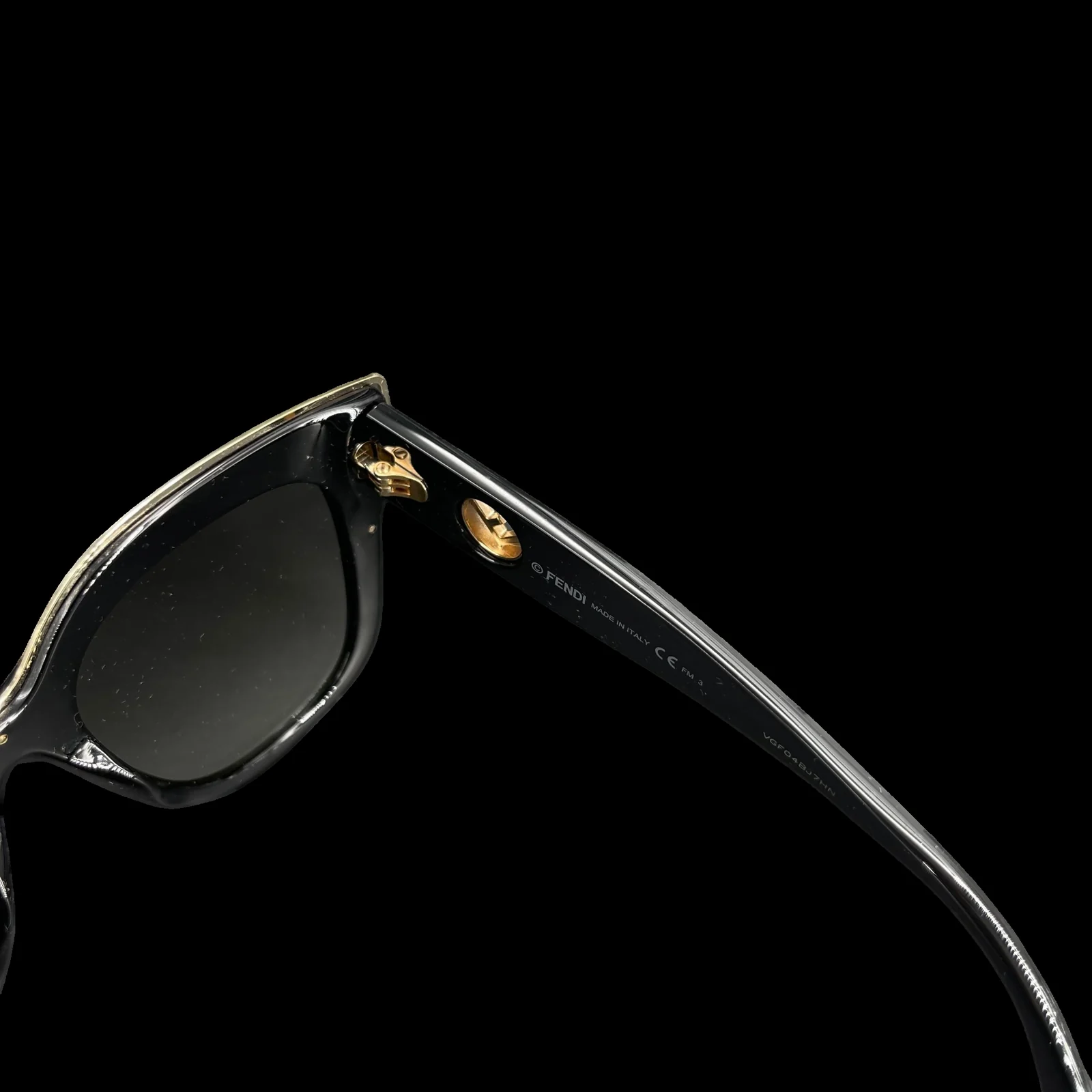 Intérieur de la branche des lunettes Fendi, marquage Fendi Made in Italy