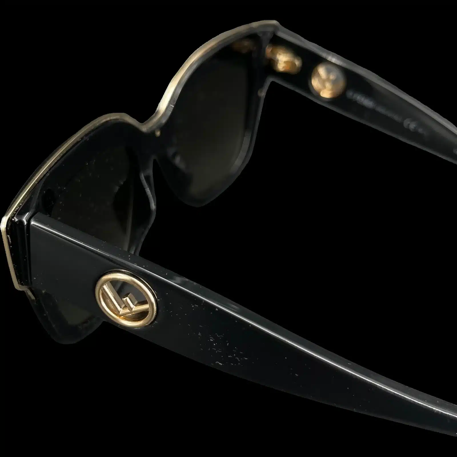 Détail du logo F is Fendi doré sur la branche des lunettes de soleil