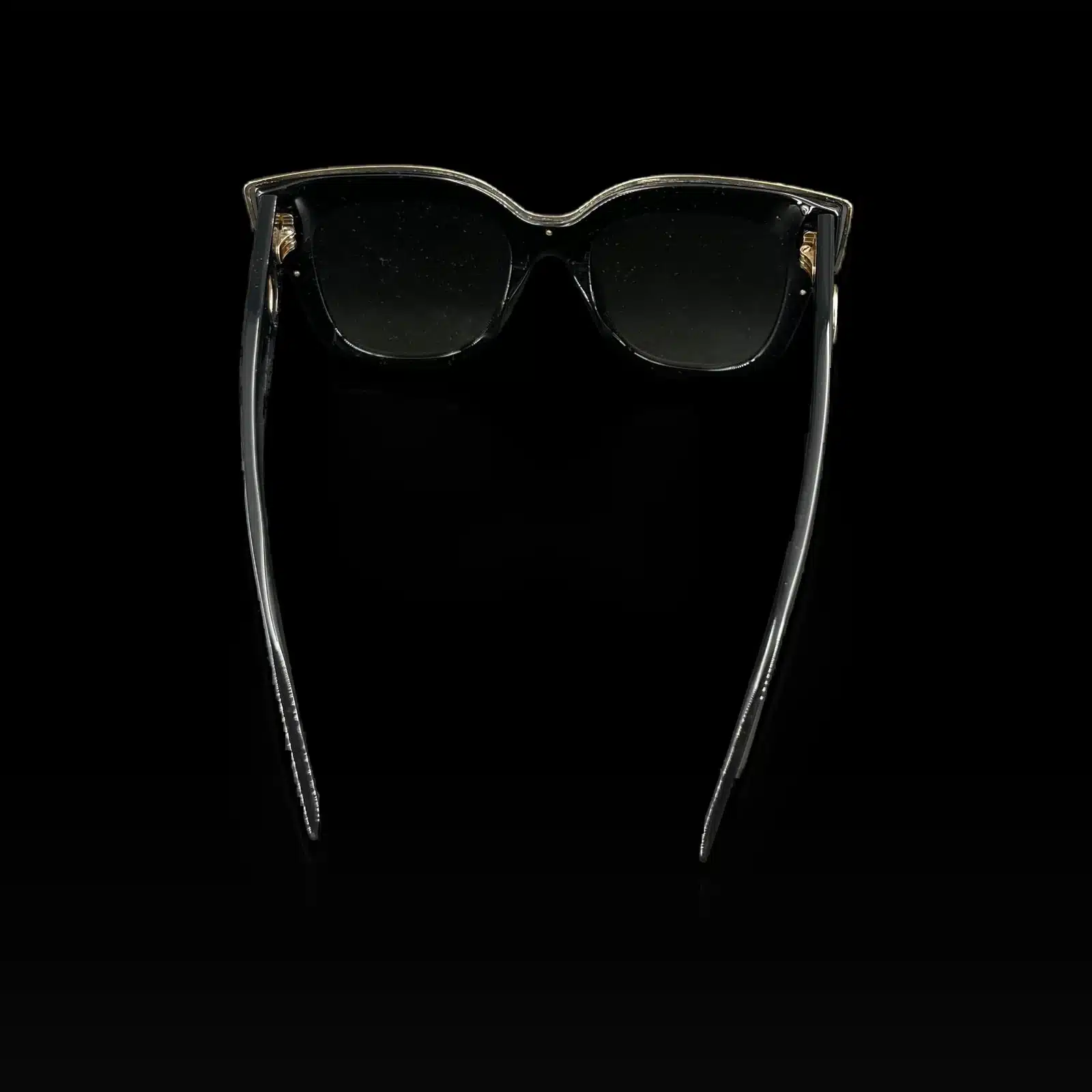 Lunettes de soleil Fendi vues de l'arrière, verres gris dégradés