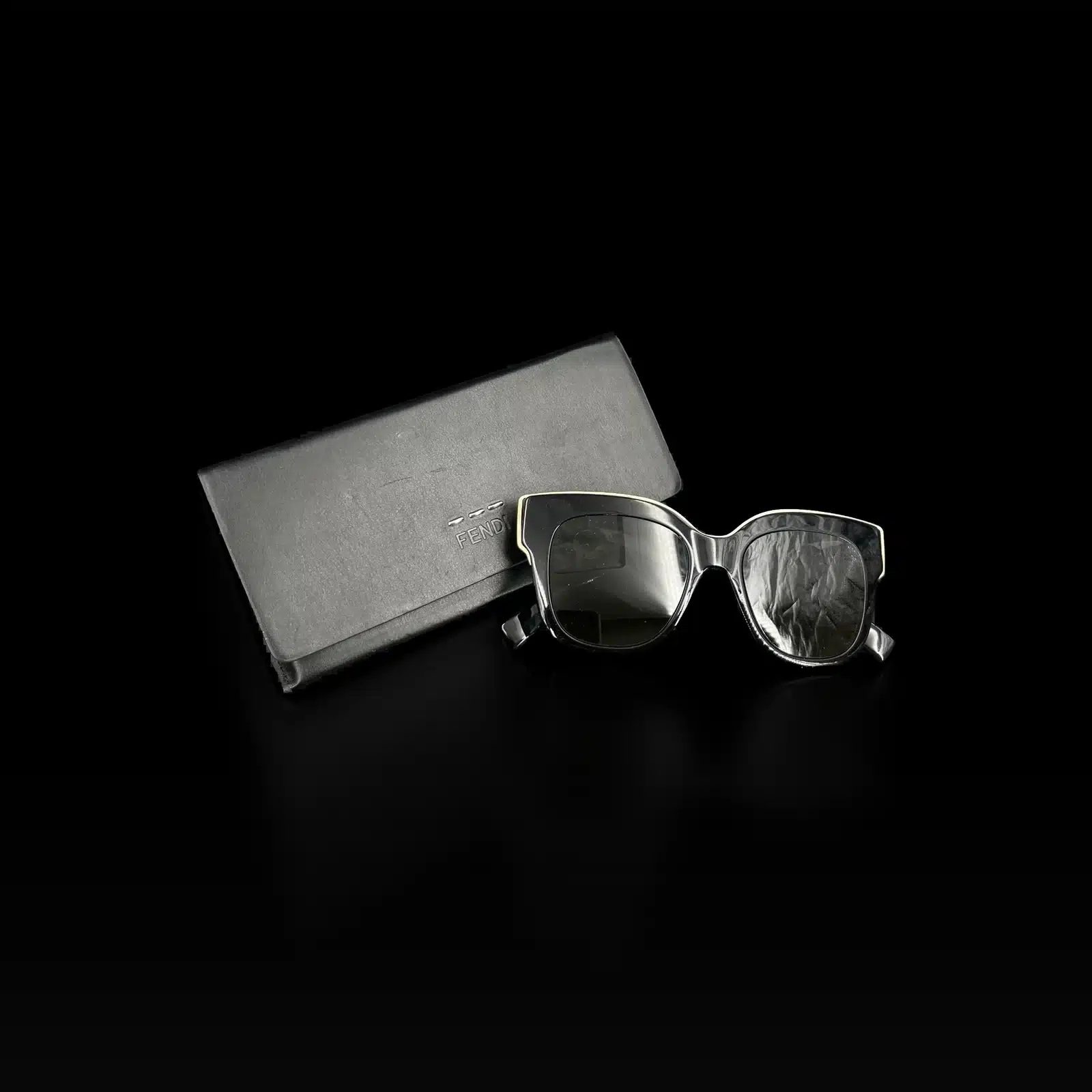 Lunettes de soleil Fendi noires avec leur étui Fendi