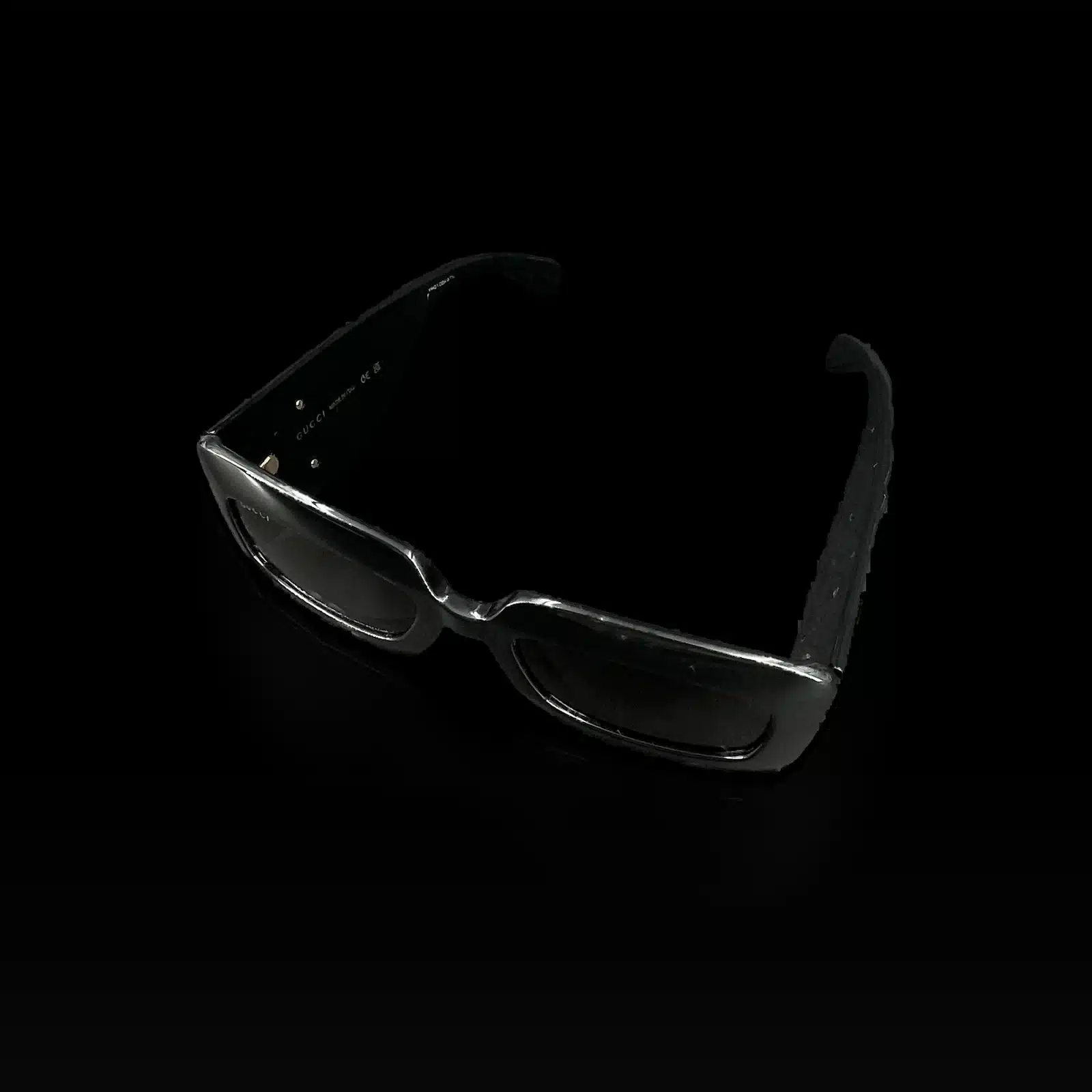 Lunettes de soleil Gucci GG0811S en acétate noir, vue de trois quarts
