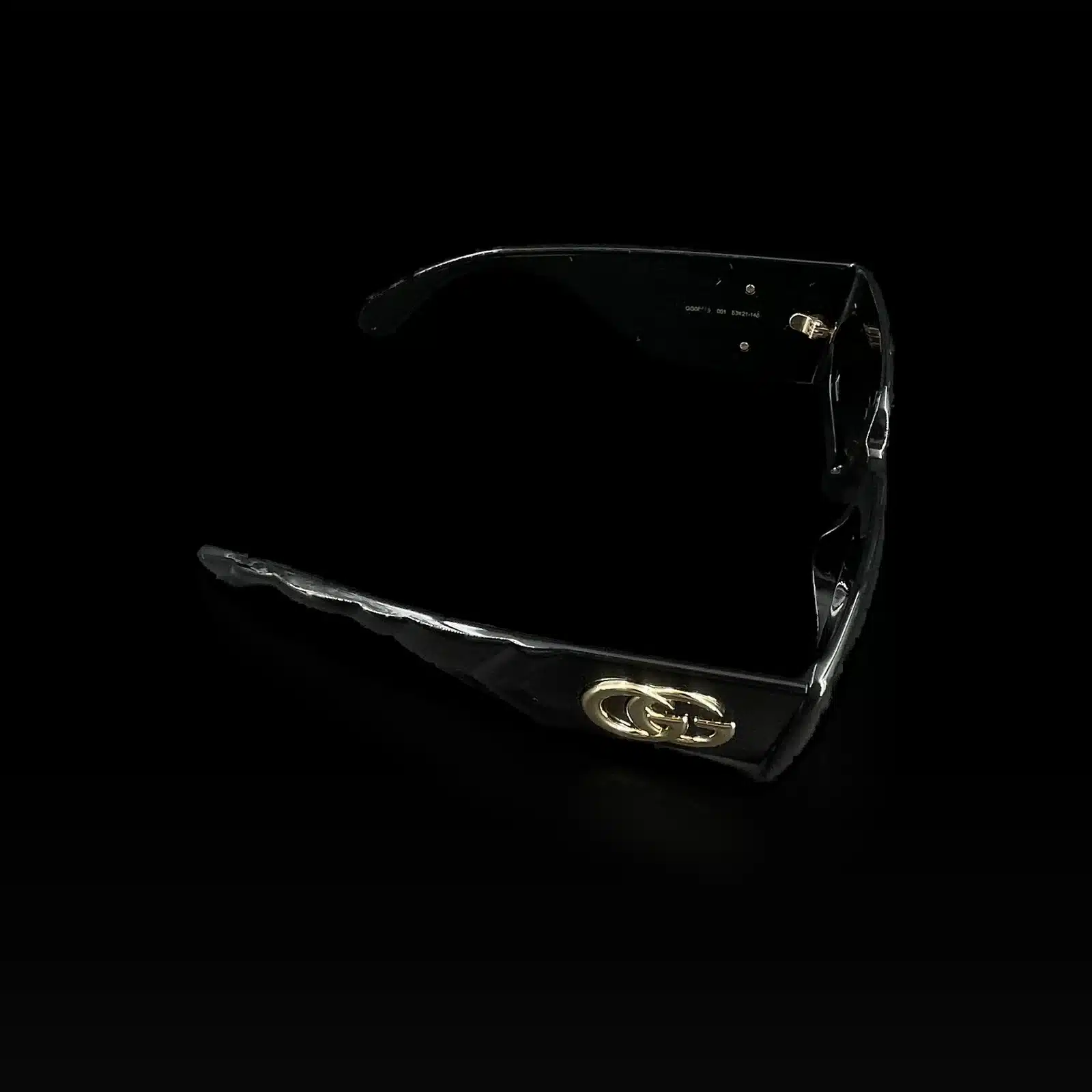 Branche des lunettes Gucci GG0811S avec logo Interlocking GG doré, vue de dessus