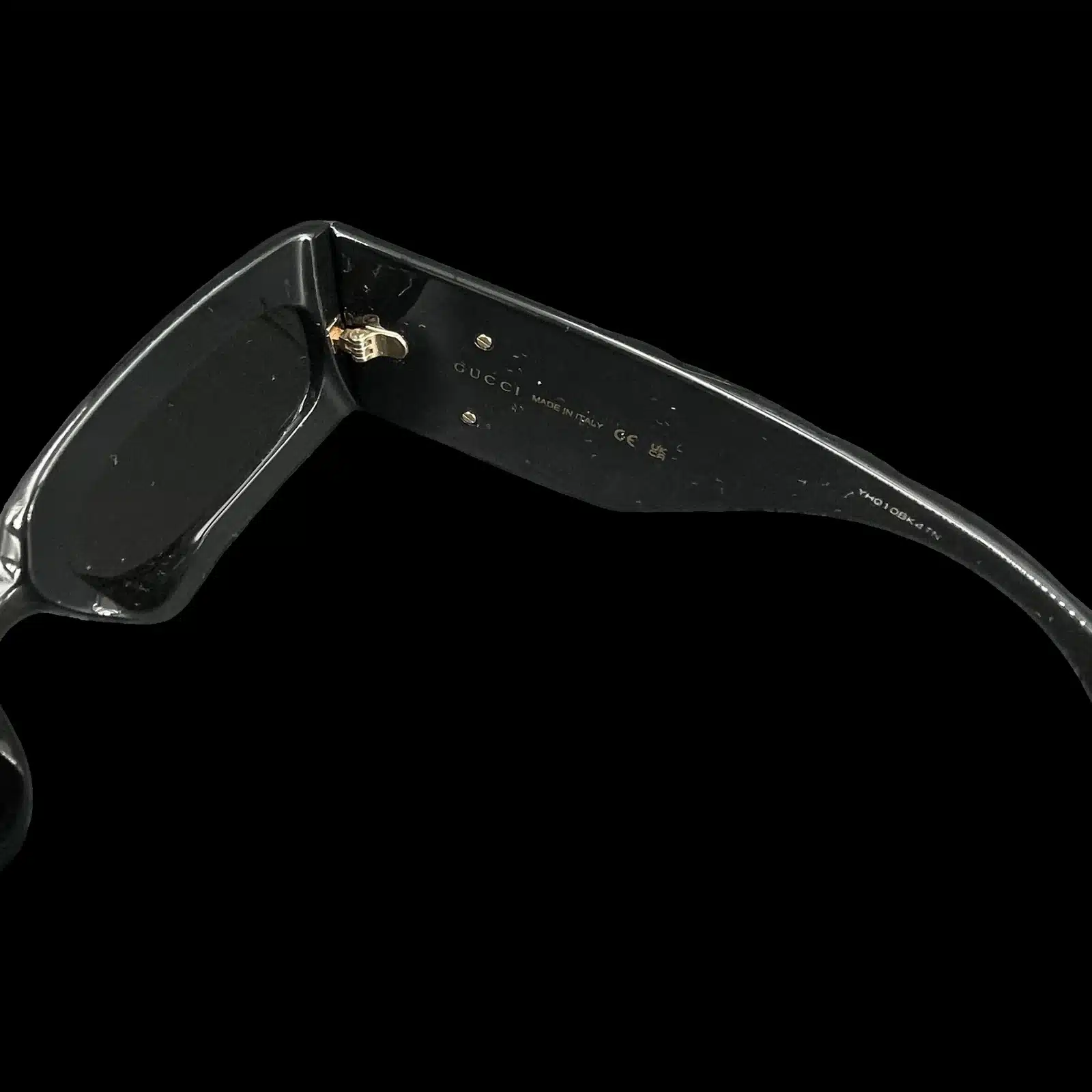 Intérieur de la branche des lunettes Gucci GG0811S, inscription Gucci Made in Italy