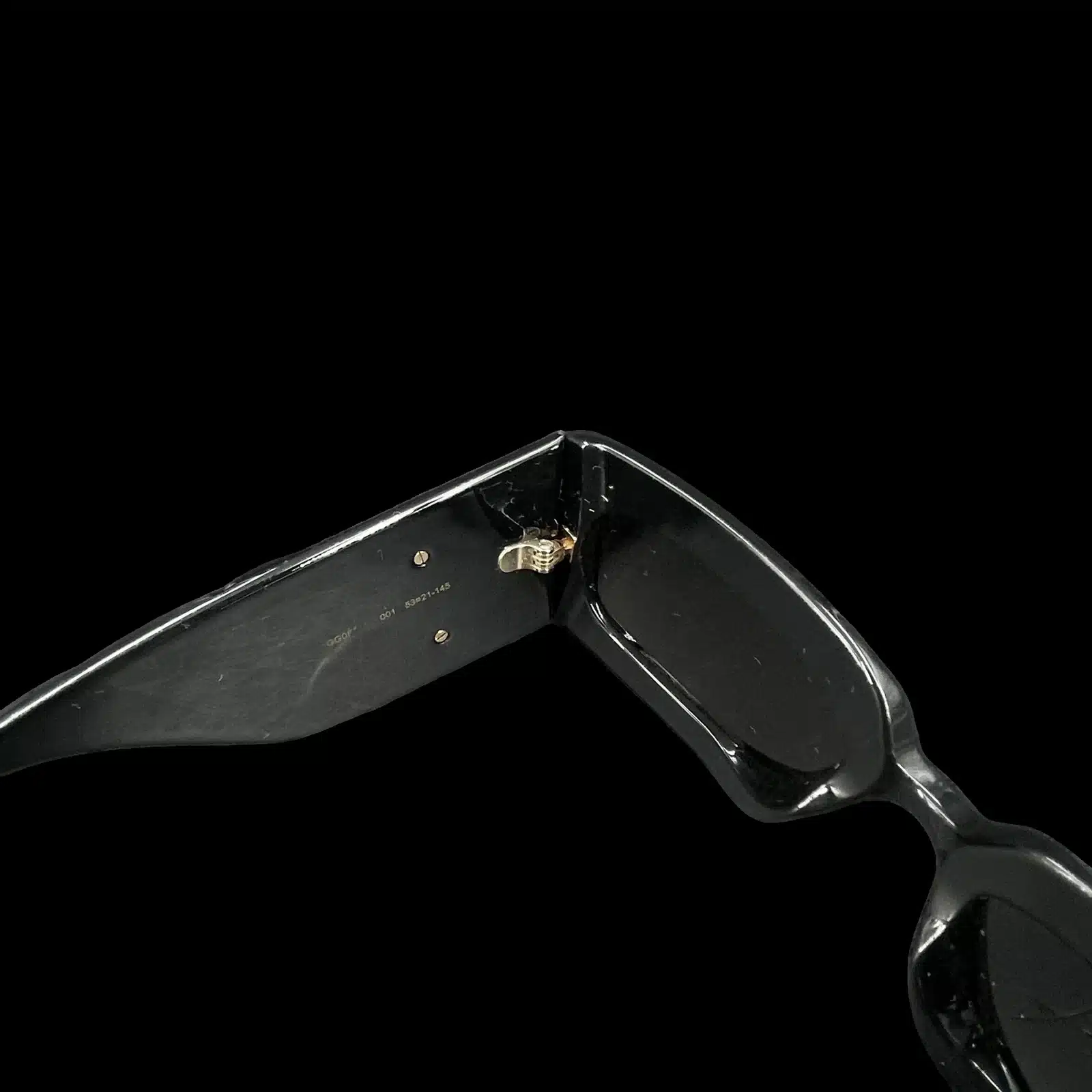 Charnière dorée et intérieur de la branche des lunettes de soleil Gucci GG0811S