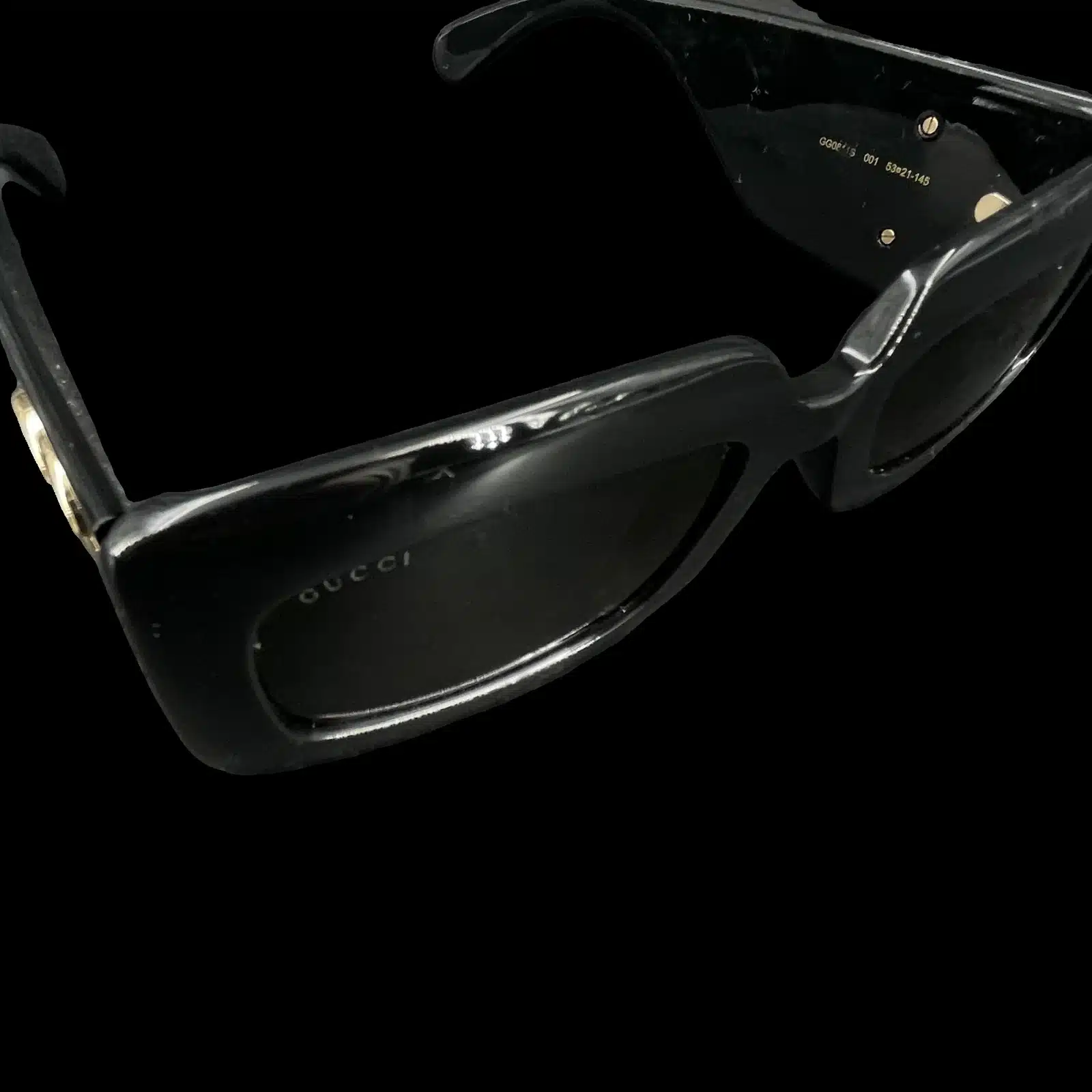 Référence GG0811S 001 53-21-145 gravée sur la branche des lunettes Gucci