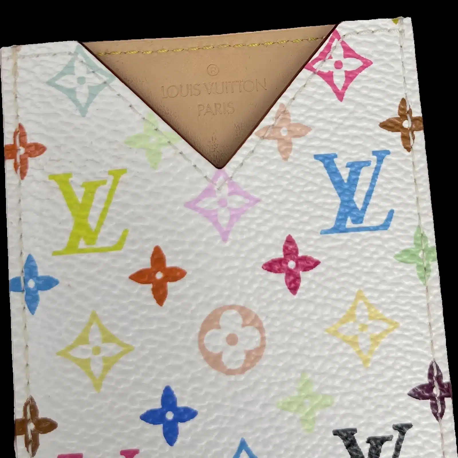 Détail de l'encoche en V et du marquage Louis Vuitton Paris du miroir de poche