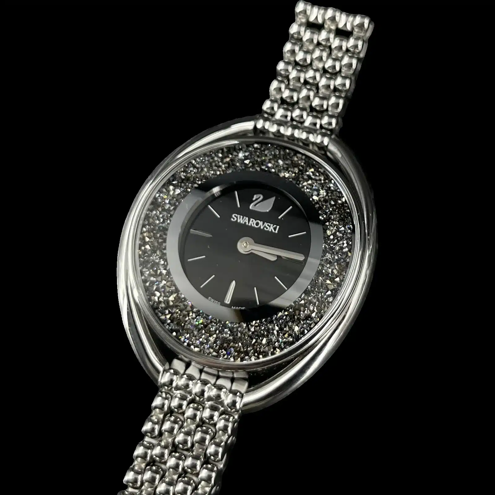 Boîtier ovale de la montre Swarovski Crystalline Oval, vue de trois quarts