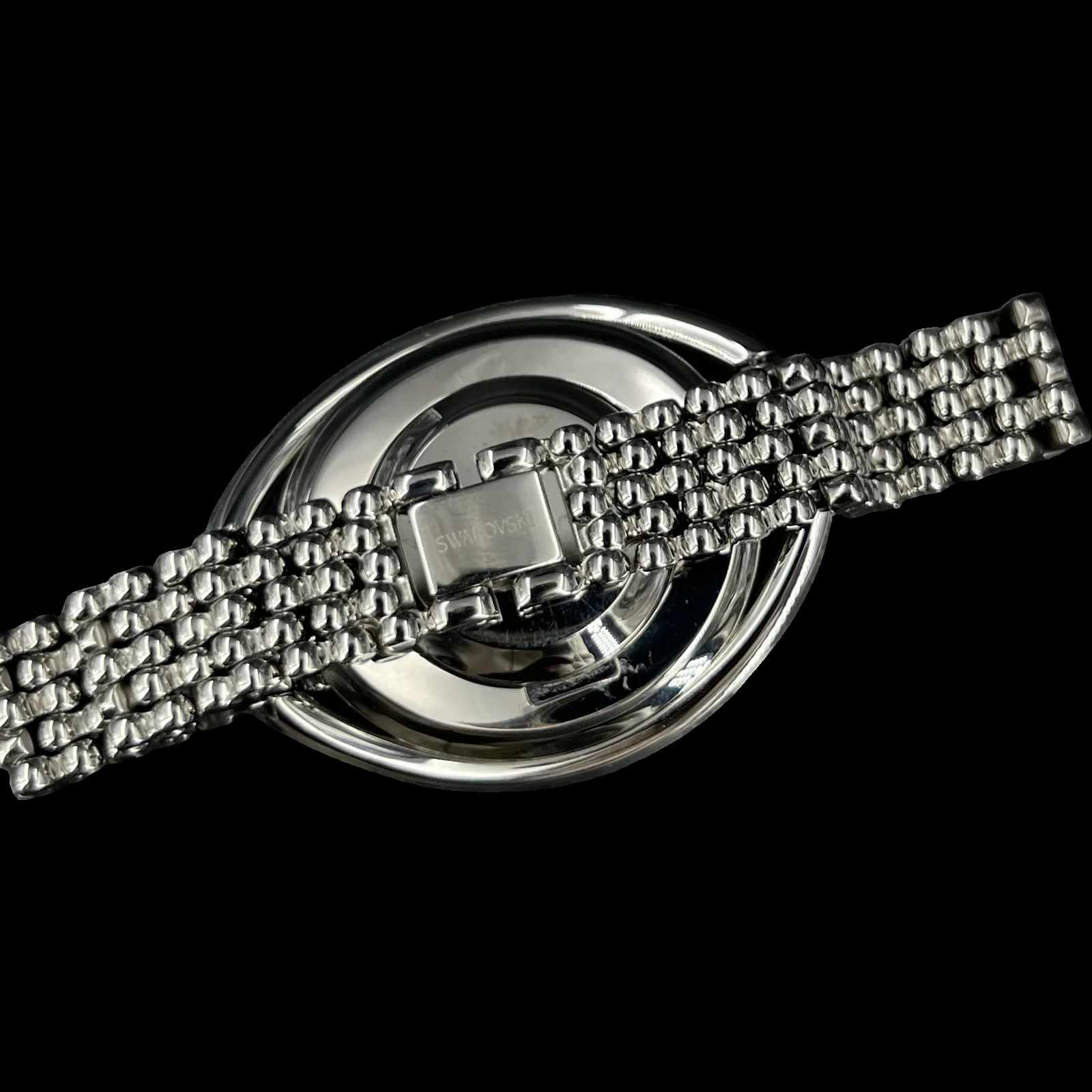 Dos de la montre Swarovski Crystalline Oval avec boucle déployante gravée Swarovski