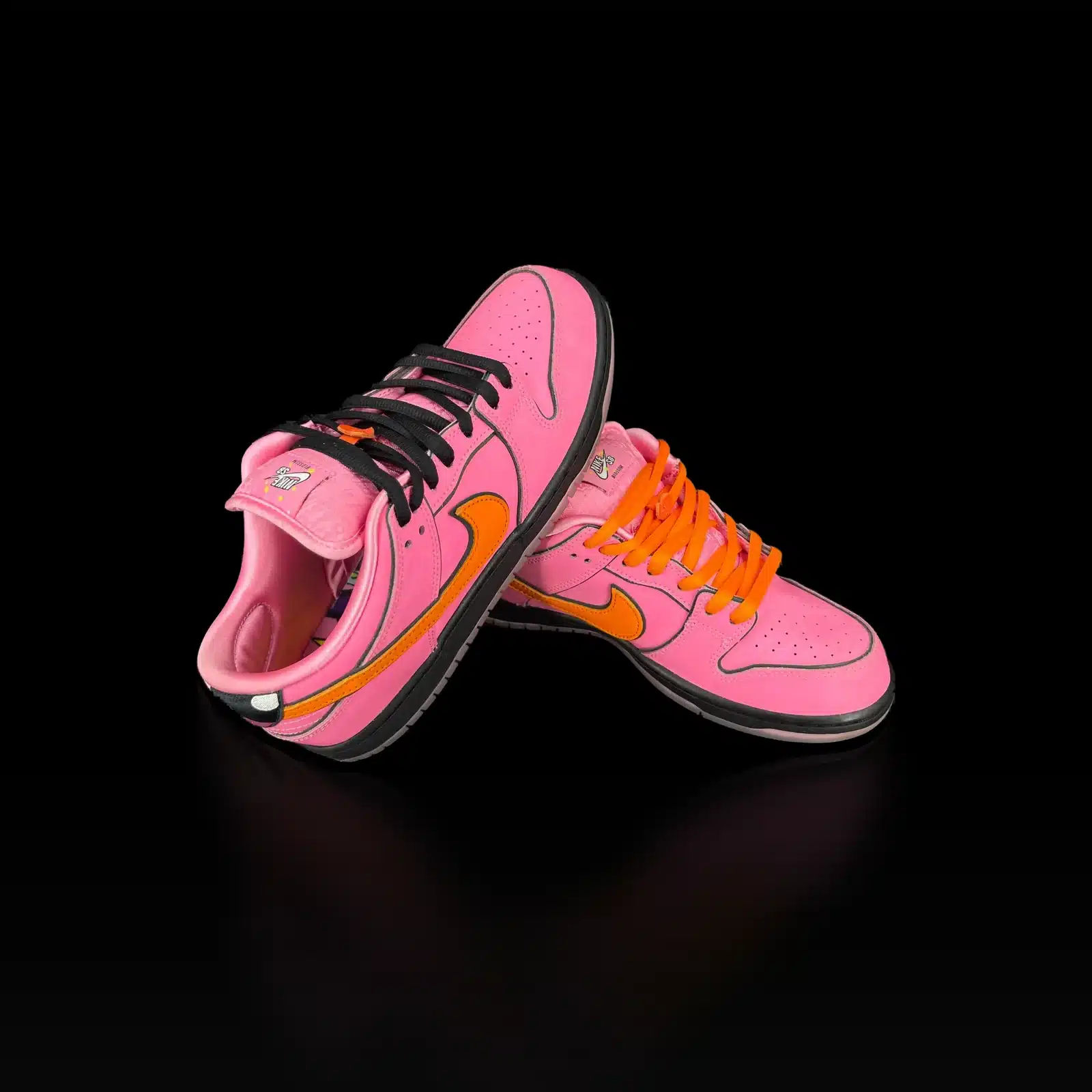 Nike SB Dunk Low Powerpuff Girls Blossom rose, paire posée l'une sur l'autre