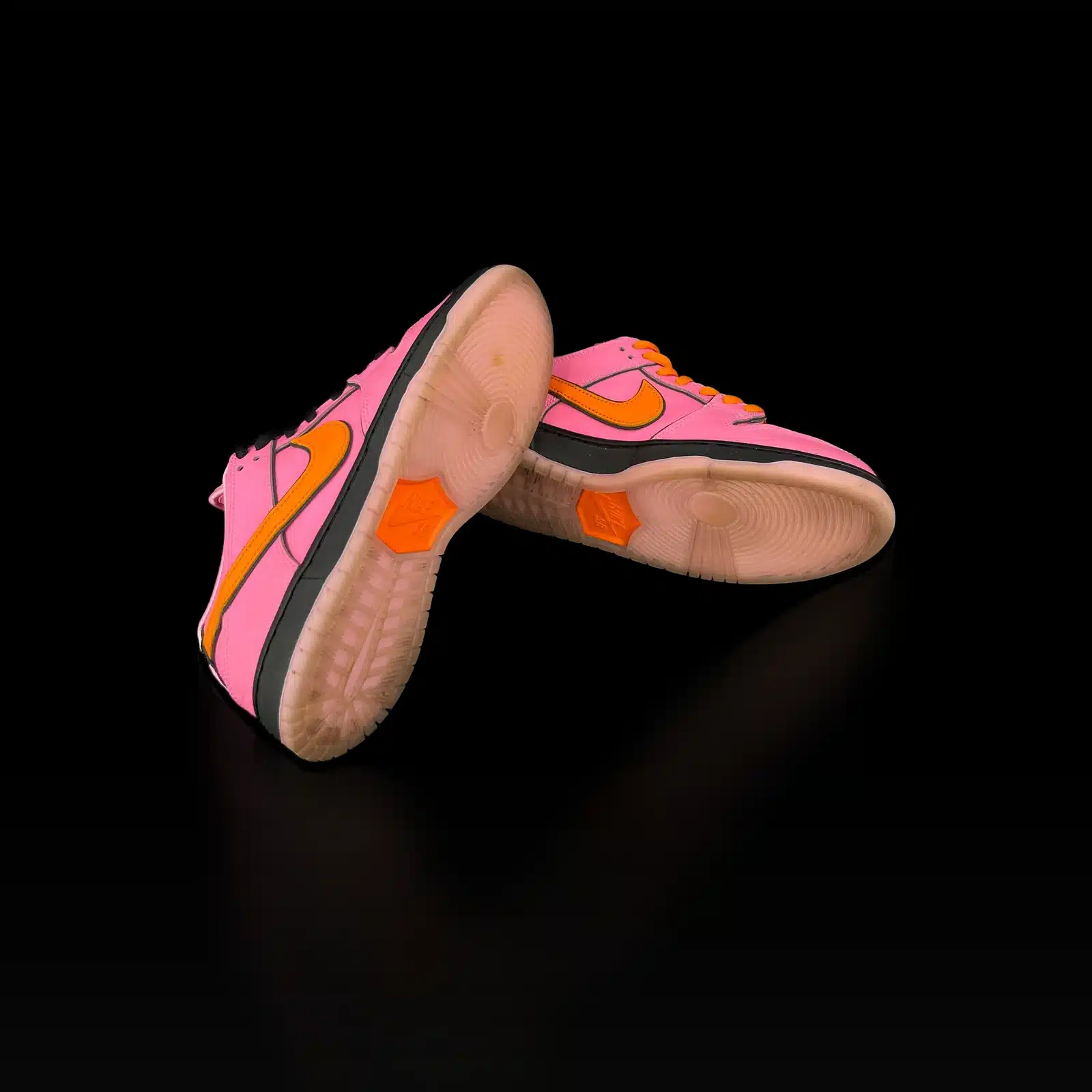 Semelles translucides roses des Nike SB Dunk Low Powerpuff Girls Blossom avec logo SB orange
