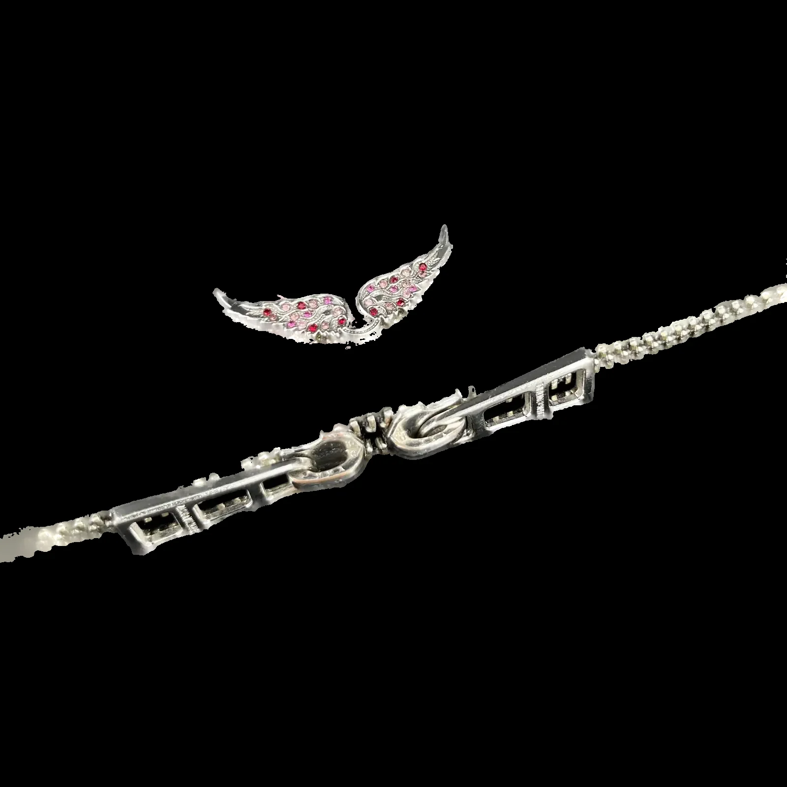 Détail des ailes argentées serties de strass roses et des tirettes ZV de la pochette Zadig et Voltaire Rock