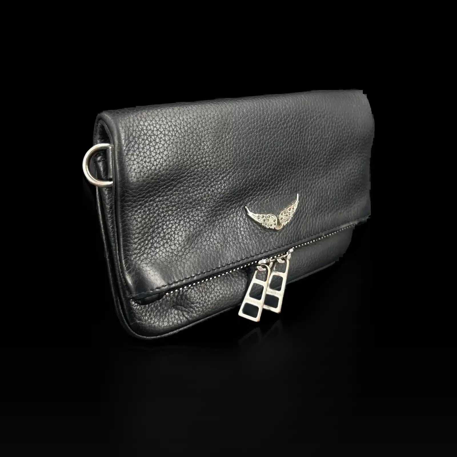 Pochette Zadig et Voltaire Rock Nano noire, vue de trois quarts avec anneau argenté