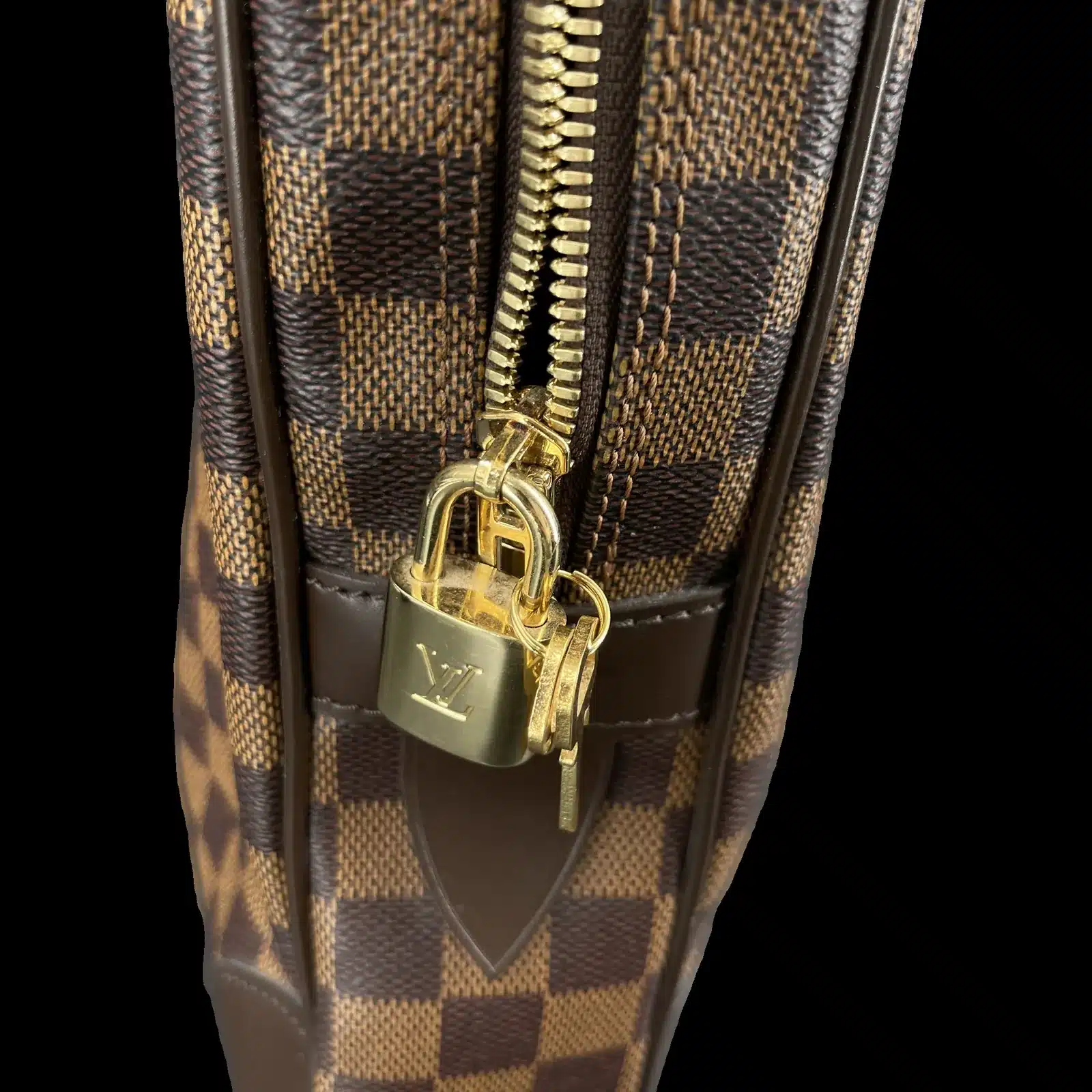 Cadenas et clé Louis Vuitton dorés sur le Porte-Documents Voyage Damier Ébène
